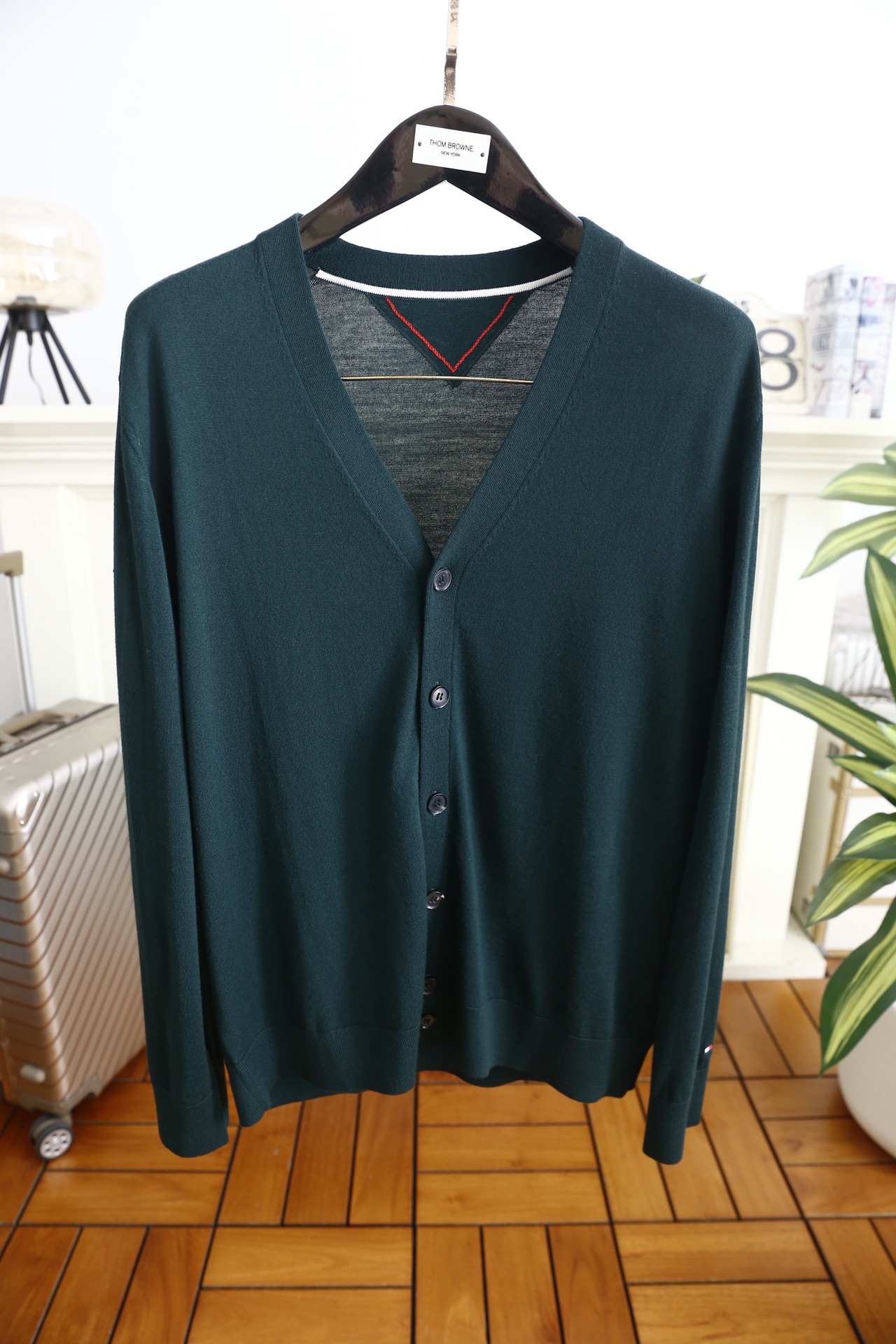 🔥汤姆布朗/TB.2025秋季新款男士V领针织开衫🆕经典V领+单排扣开合设计，袖子奢华品牌元素LOGO设