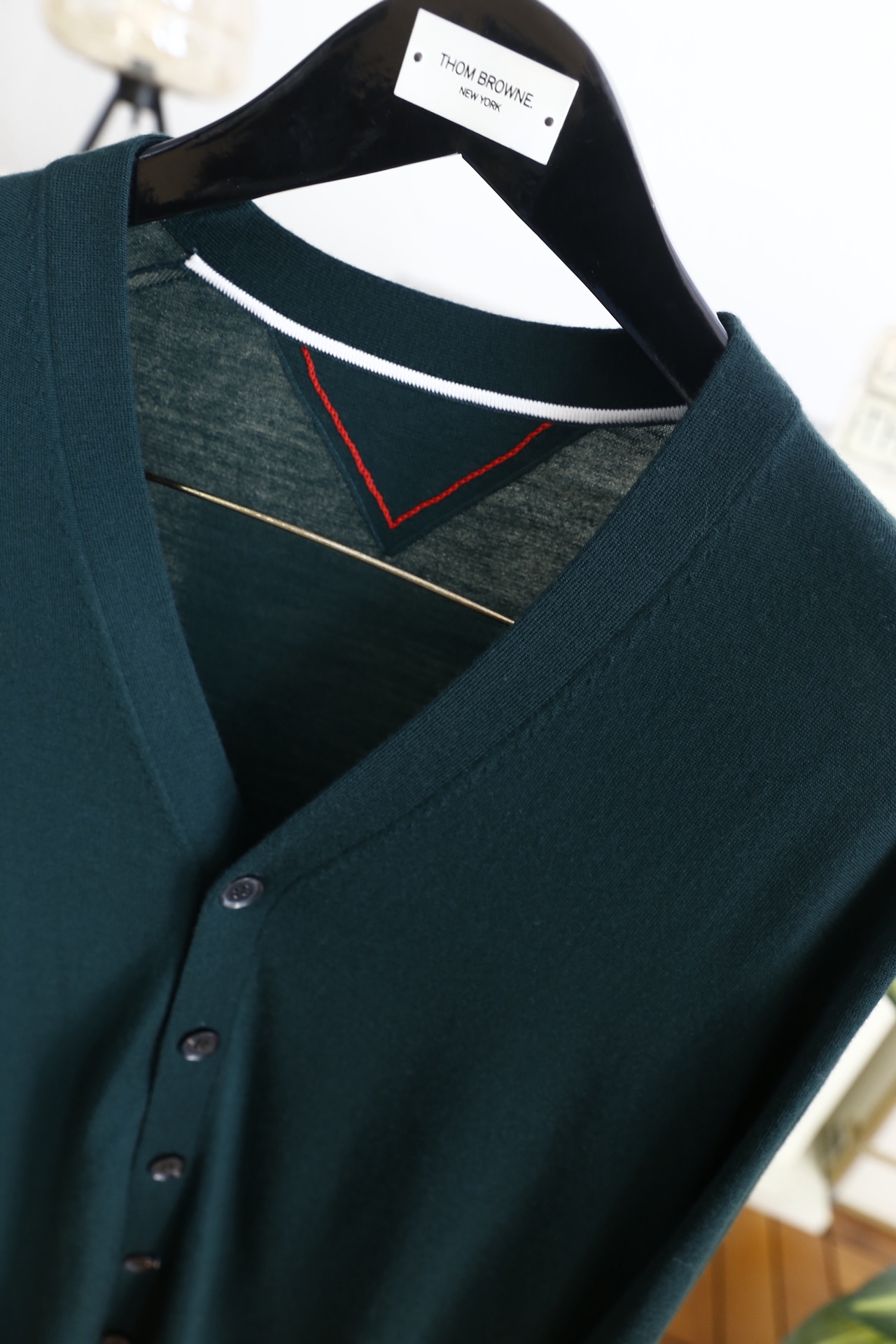 🔥汤姆布朗/TB.2025秋季新款男士V领针织开衫🆕经典V领+单排扣开合设计，袖子奢华品牌元素LOGO设