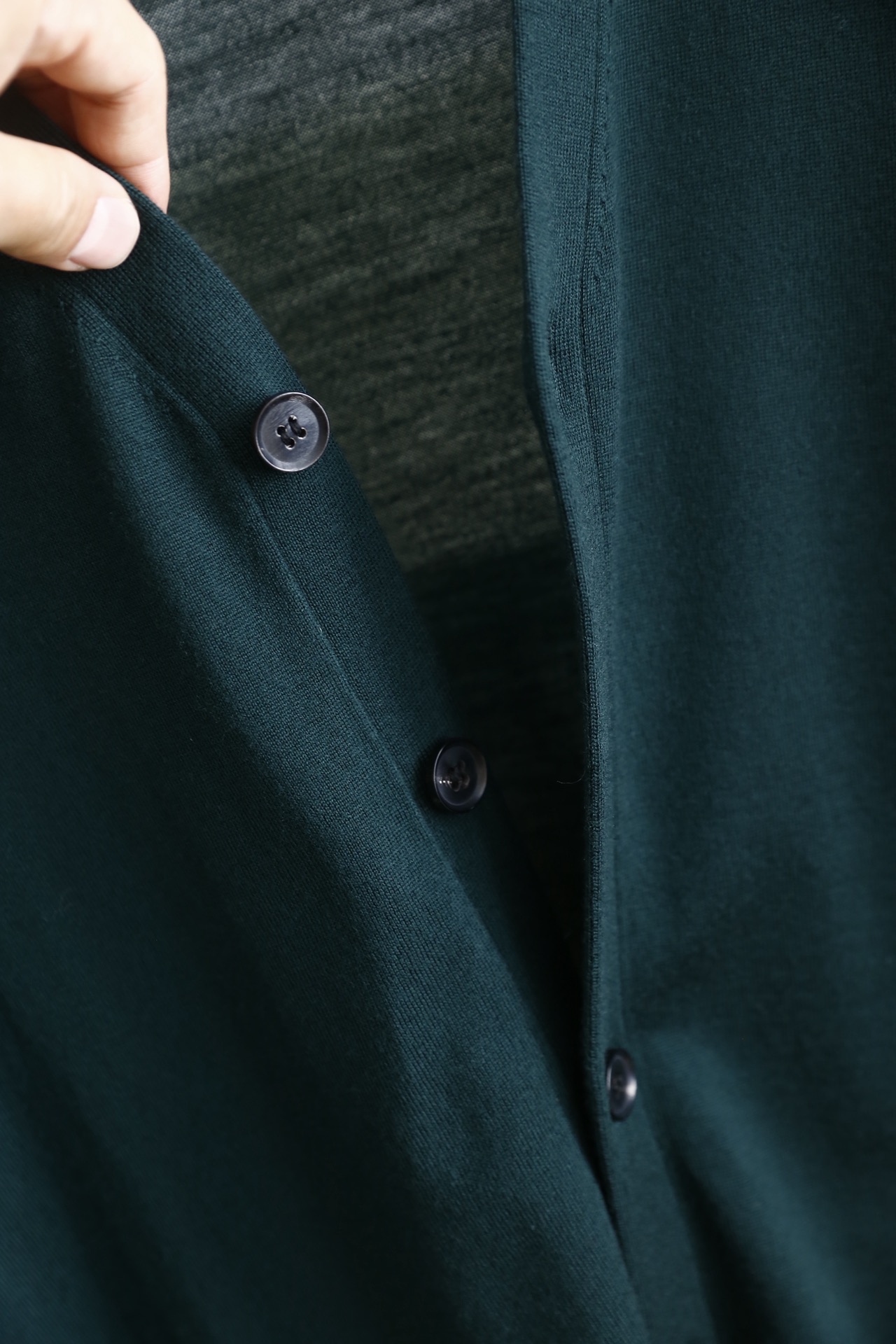 🔥汤姆布朗/TB.2025秋季新款男士V领针织开衫🆕经典V领+单排扣开合设计，袖子奢华品牌元素LOGO设