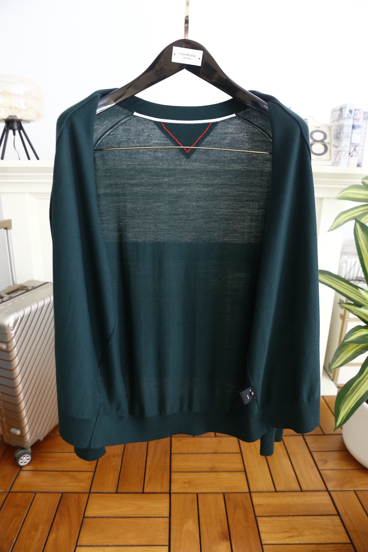 🔥汤姆布朗/TB.2025秋季新款男士V领针织开衫🆕经典V领+单排扣开合设计，袖子奢华品牌元素LOGO设