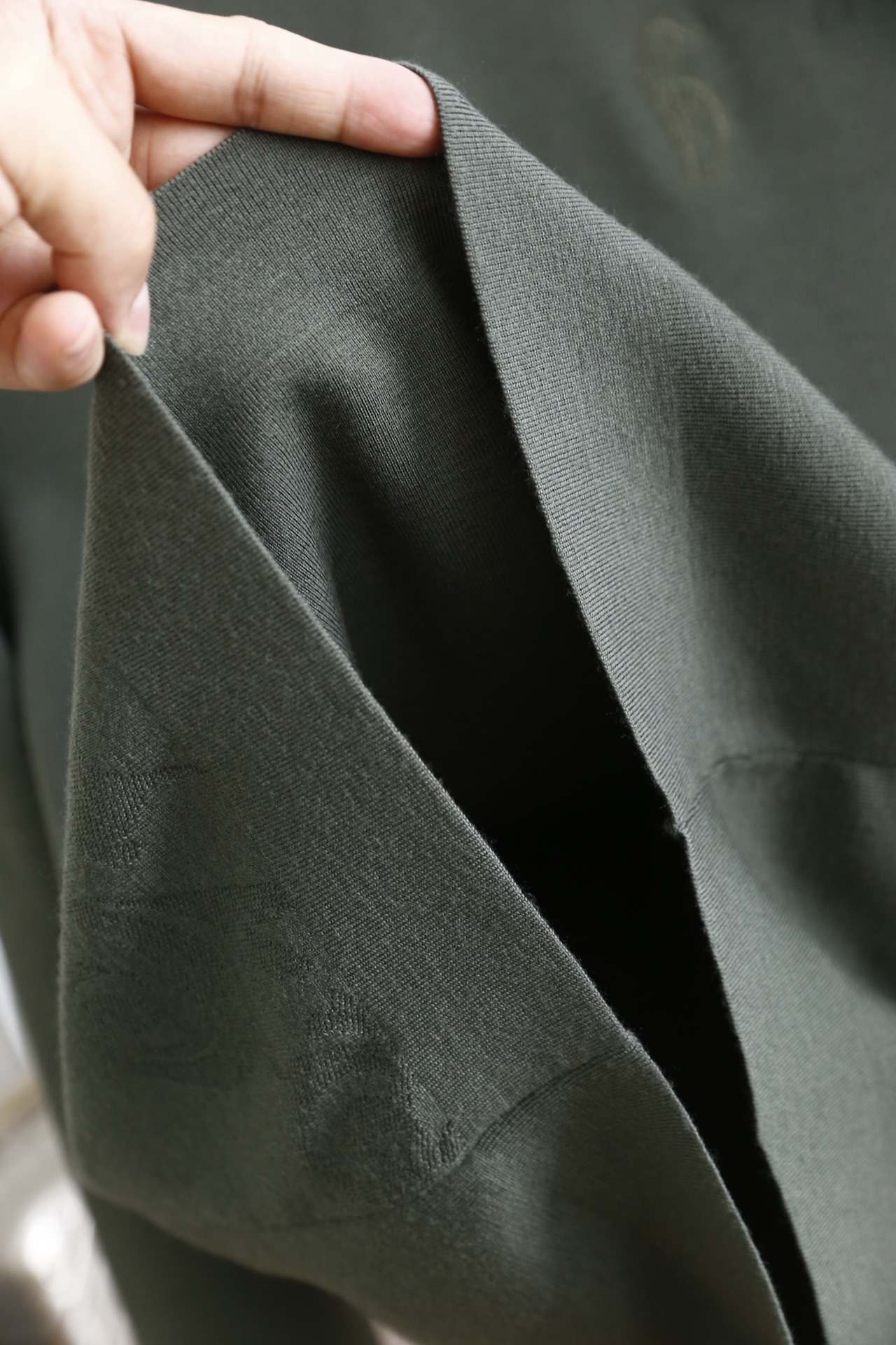 🔥迪奥/Di*r.25秋冬新品！时尚男士百搭针织衫😎采用细腻的精纺针织面料，触感软糯且垂坠感出色，不易起