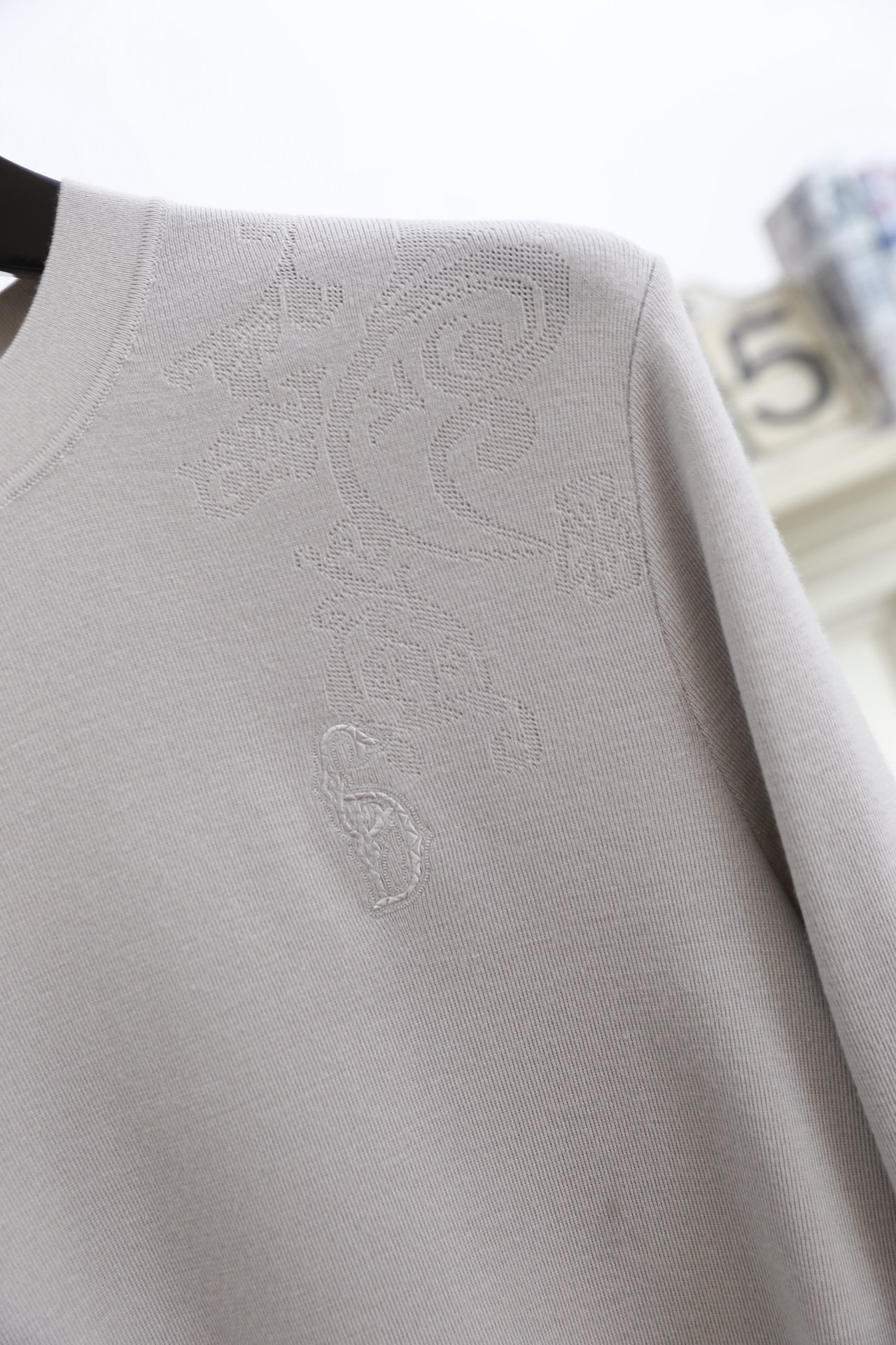 🔥迪奥/Di*r.25秋冬新品！时尚男士百搭针织衫😎采用细腻的精纺针织面料，触感软糯且垂坠感出色，不易起