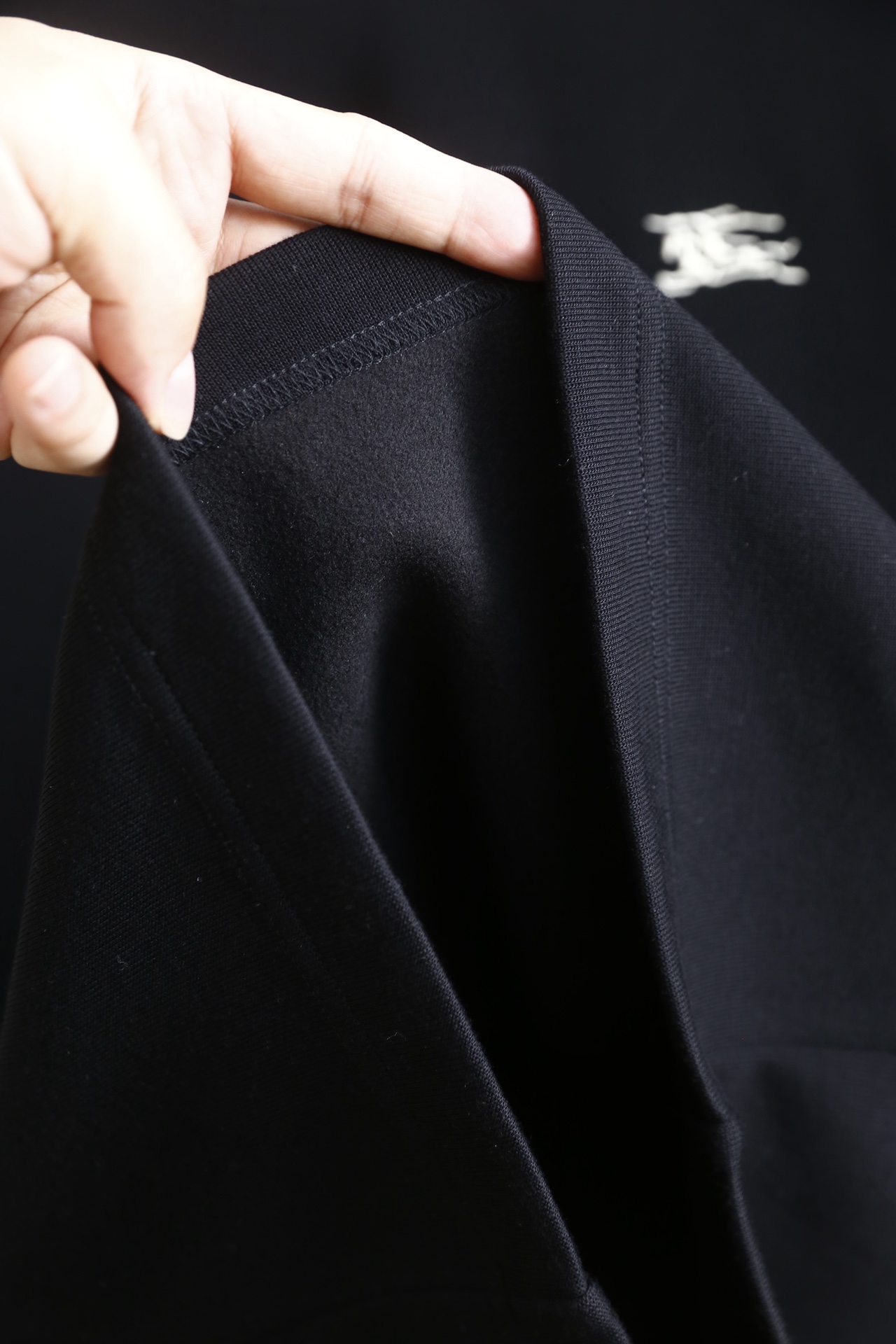 🔥巴宝丽/Burbe*ry.25秋冬新品🆕时尚男士百搭卫衣✅采用舒适保暖棉面料，质地紧实且富有弹性，兼具