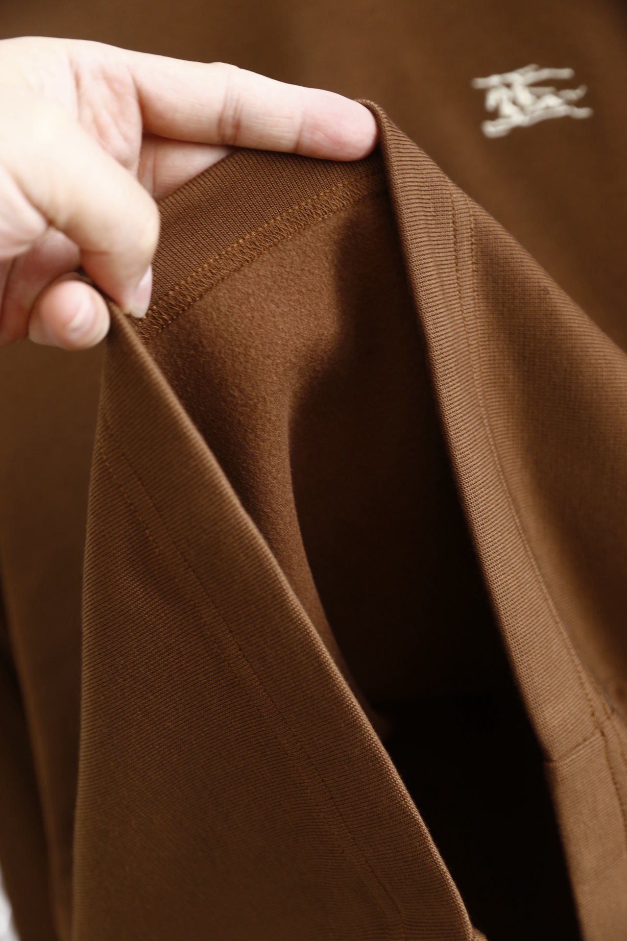 🔥巴宝丽/Burbe*ry.25秋冬新品🆕时尚男士百搭卫衣✅采用舒适保暖棉面料，质地紧实且富有弹性，兼具