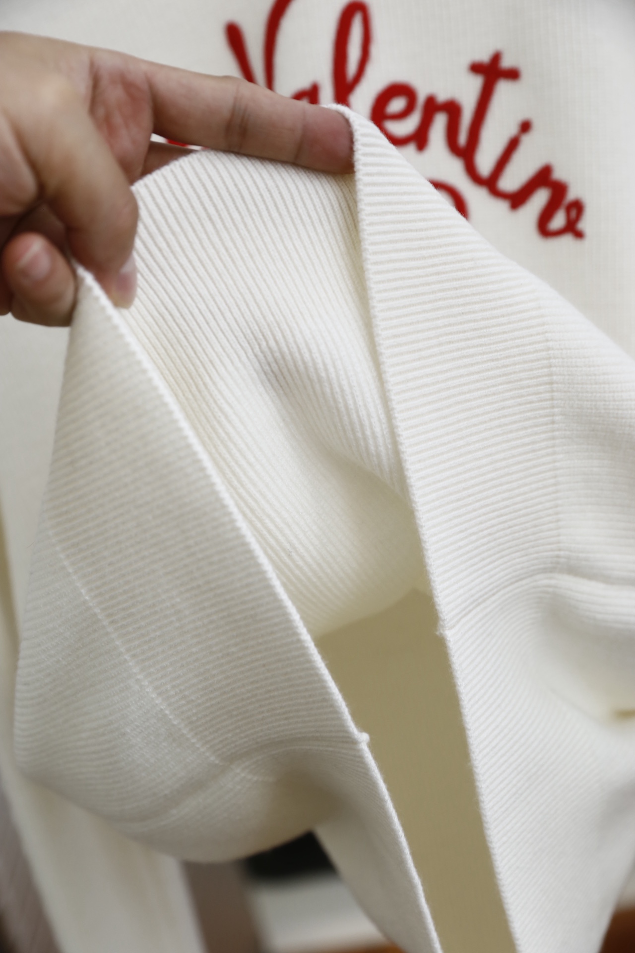 🔥华伦天奴.25秋冬新品男士针织毛衣选用高支精纺羊毛混纺面料，经竖向坑条针织工艺打造，触感柔软且富有弹性