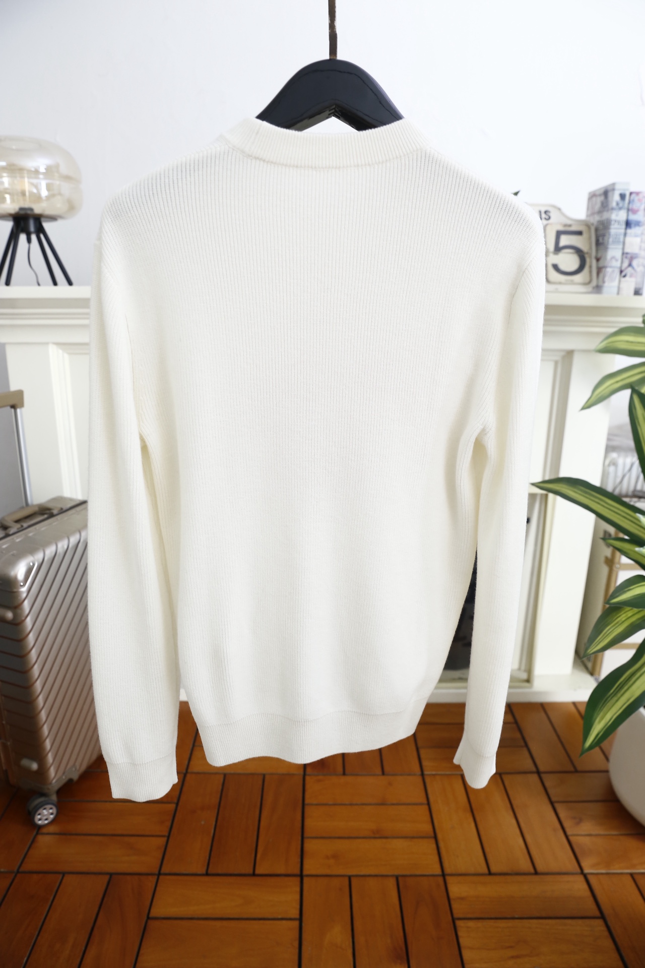 🔥华伦天奴.25秋冬新品男士针织毛衣选用高支精纺羊毛混纺面料，经竖向坑条针织工艺打造，触感柔软且富有弹性