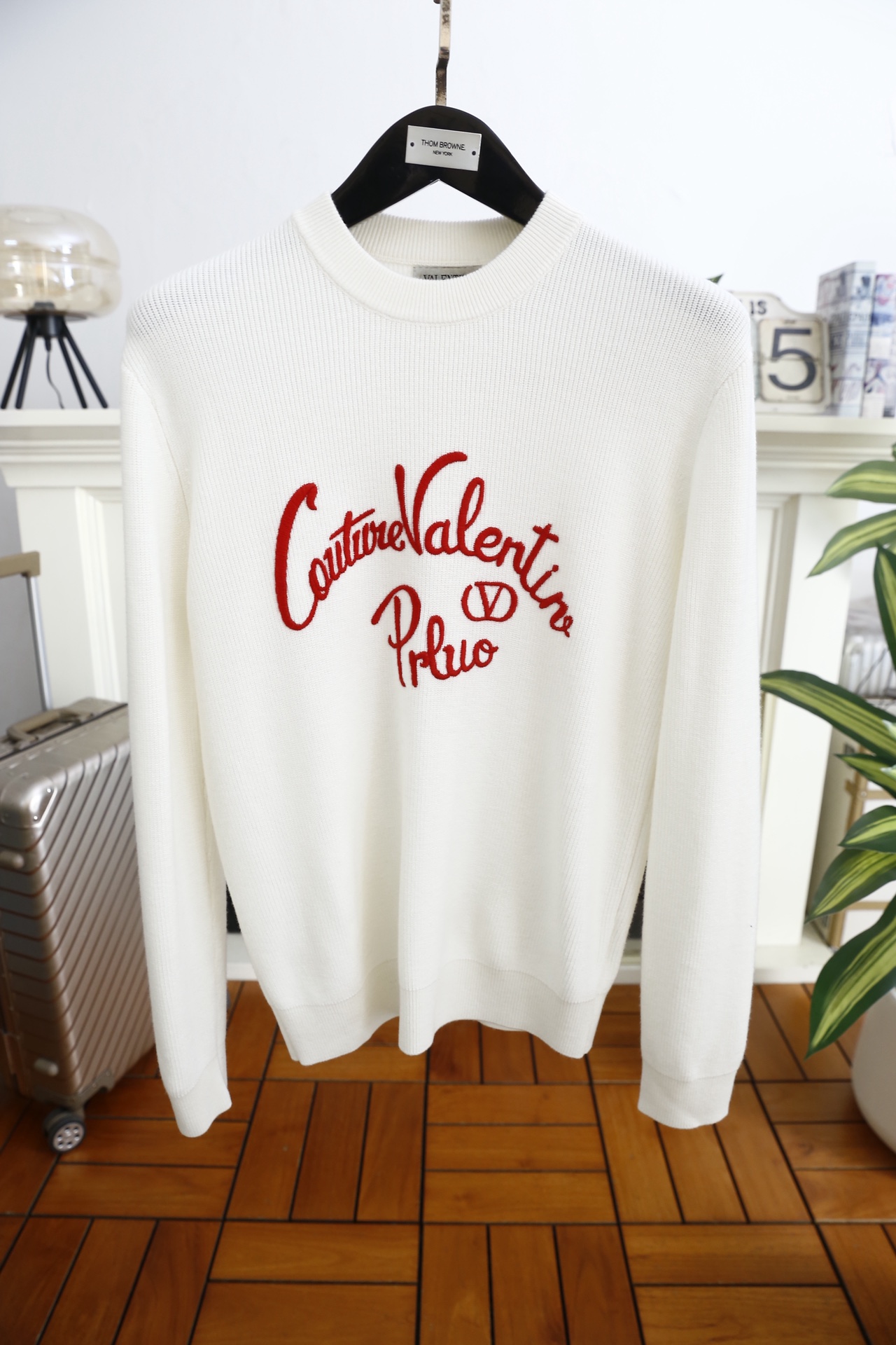 🔥华伦天奴.25秋冬新品男士针织毛衣选用高支精纺羊毛混纺面料，经竖向坑条针织工艺打造，触感柔软且富有弹性