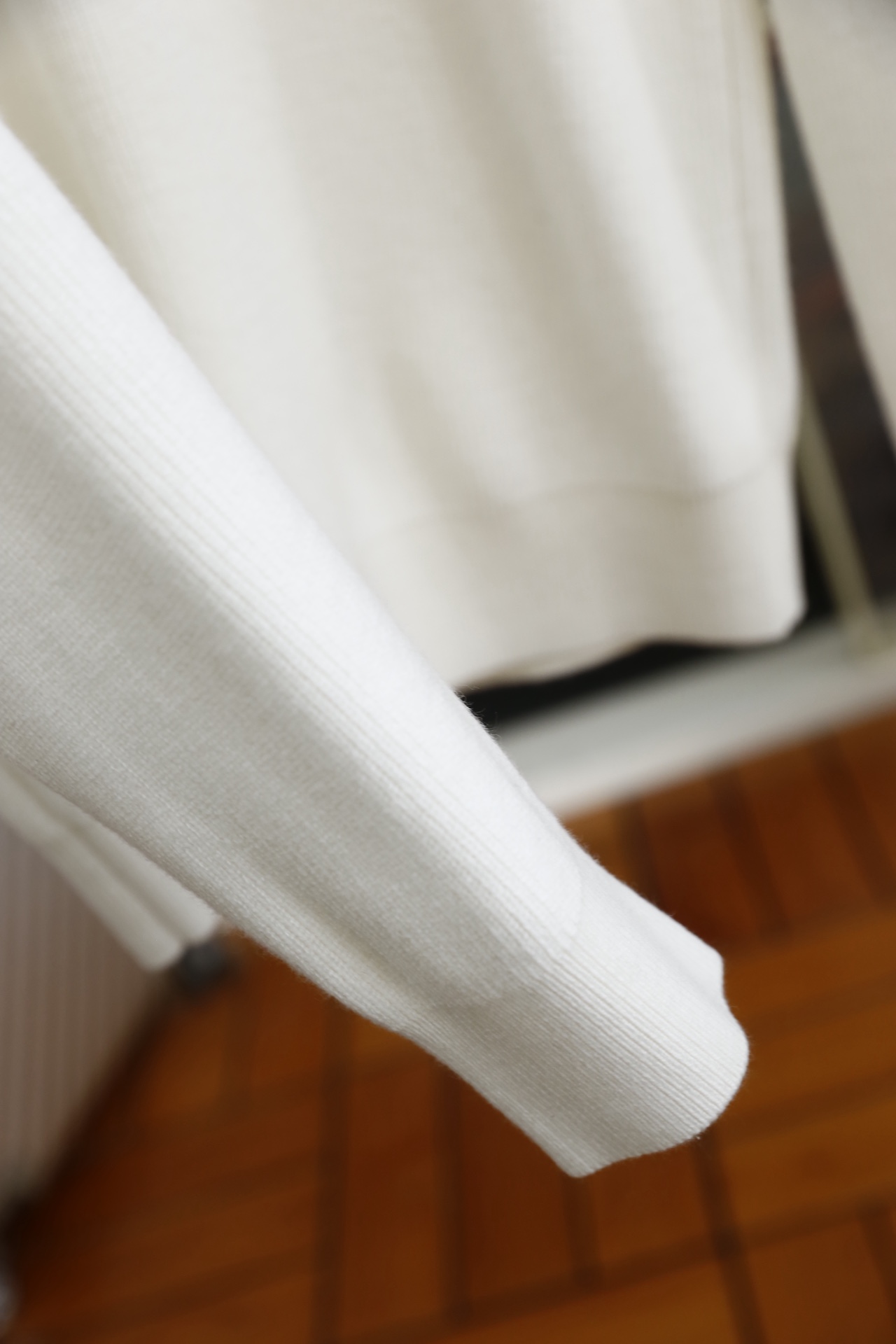 🔥华伦天奴.25秋冬新品男士针织毛衣选用高支精纺羊毛混纺面料，经竖向坑条针织工艺打造，触感柔软且富有弹性