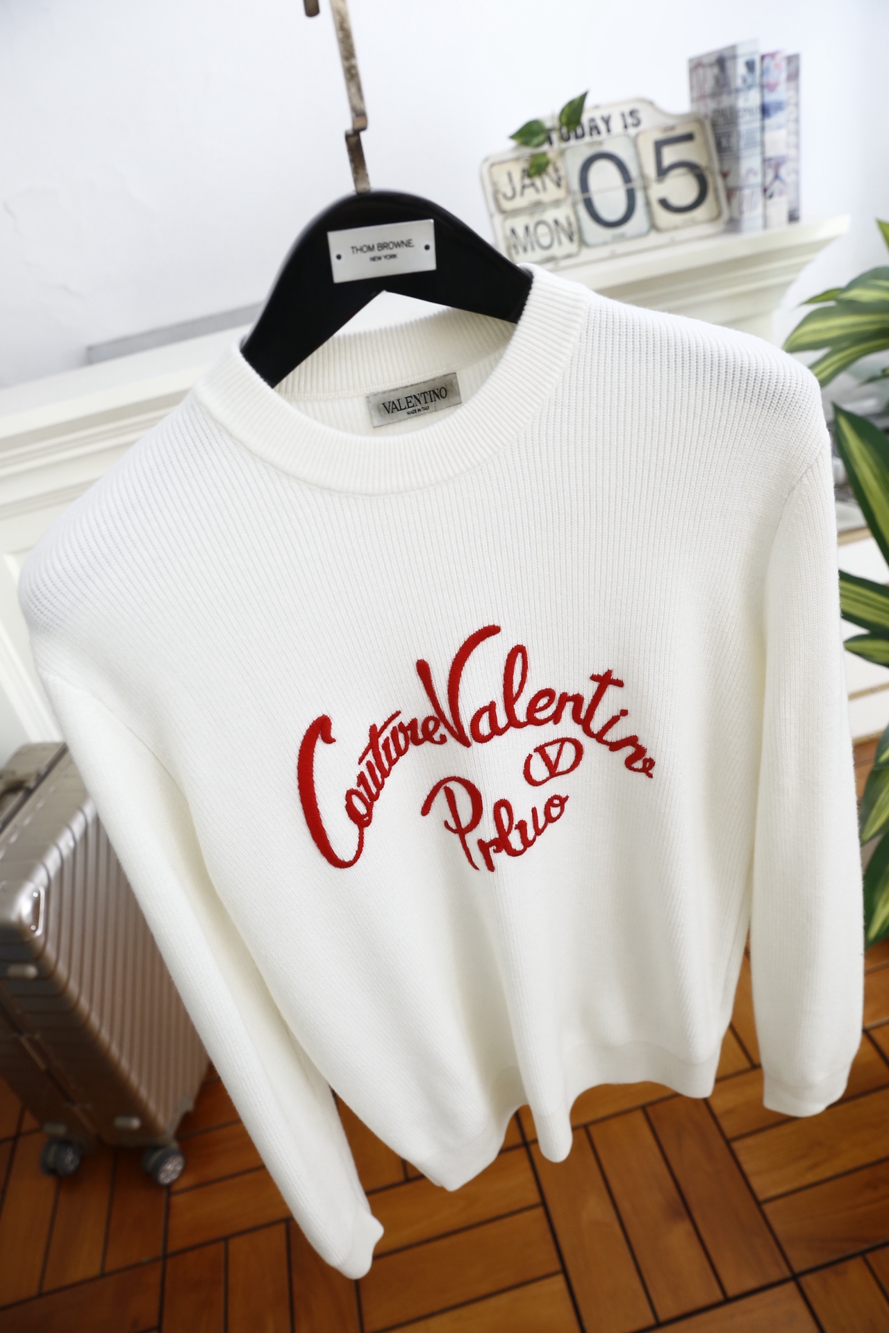 🔥华伦天奴.25秋冬新品男士针织毛衣选用高支精纺羊毛混纺面料，经竖向坑条针织工艺打造，触感柔软且富有弹性