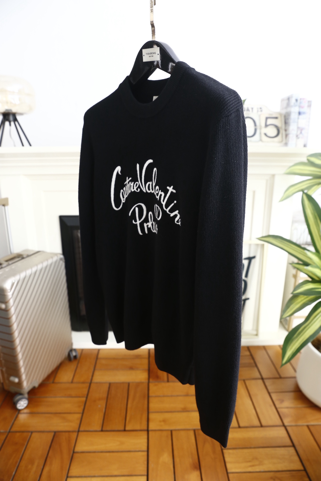 🔥华伦天奴.25秋冬新品男士针织毛衣选用高支精纺羊毛混纺面料，经竖向坑条针织工艺打造，触感柔软且富有弹性