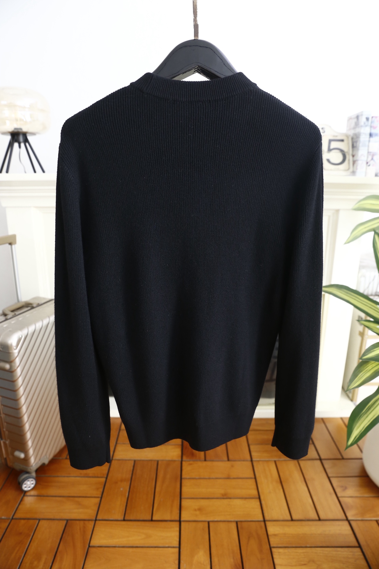 🔥华伦天奴.25秋冬新品男士针织毛衣选用高支精纺羊毛混纺面料，经竖向坑条针织工艺打造，触感柔软且富有弹性