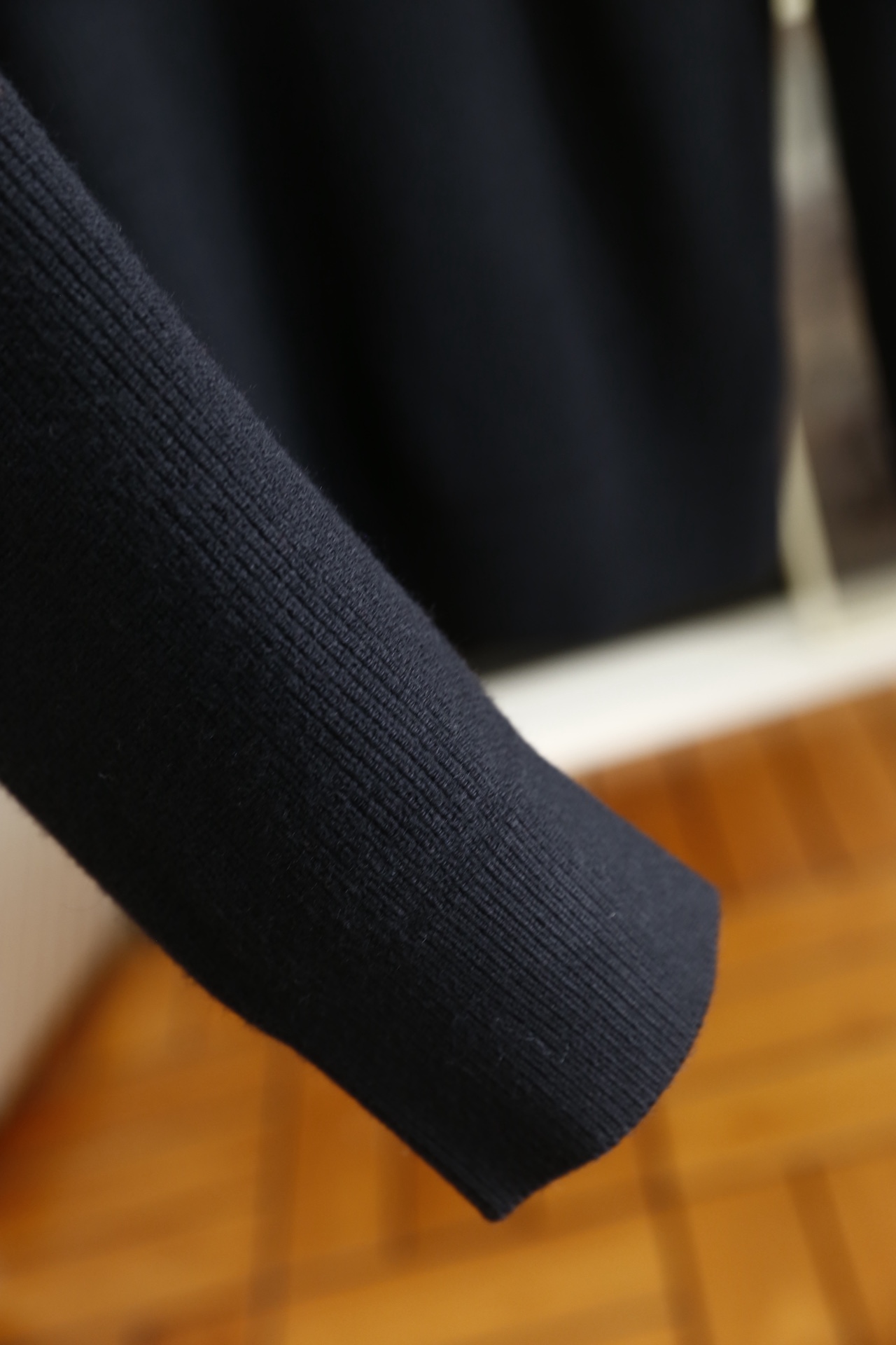 🔥华伦天奴.25秋冬新品男士针织毛衣选用高支精纺羊毛混纺面料，经竖向坑条针织工艺打造，触感柔软且富有弹性