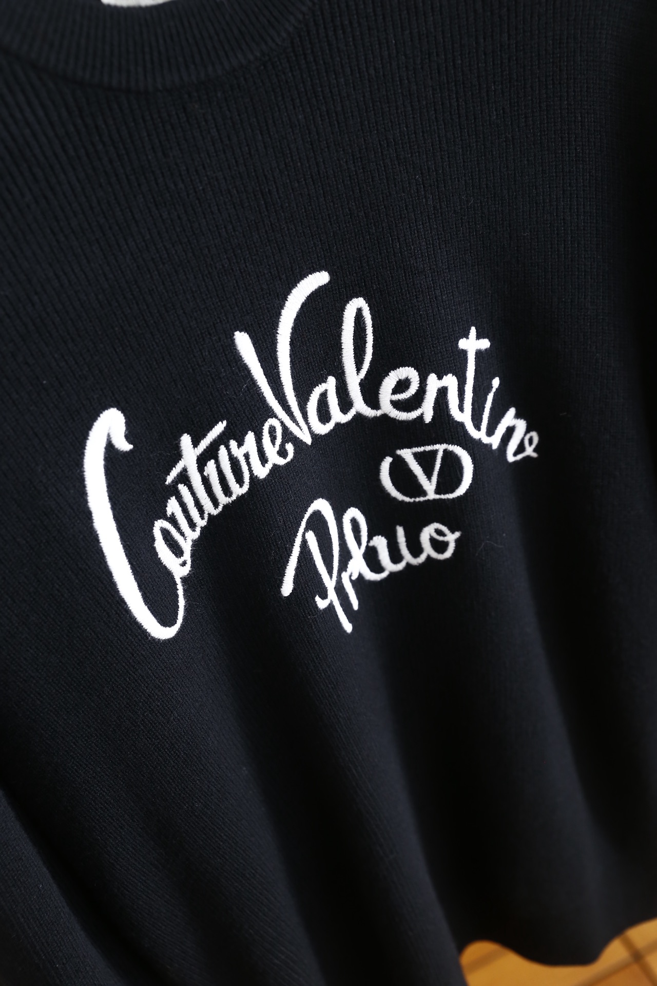 🔥华伦天奴.25秋冬新品男士针织毛衣选用高支精纺羊毛混纺面料，经竖向坑条针织工艺打造，触感柔软且富有弹性