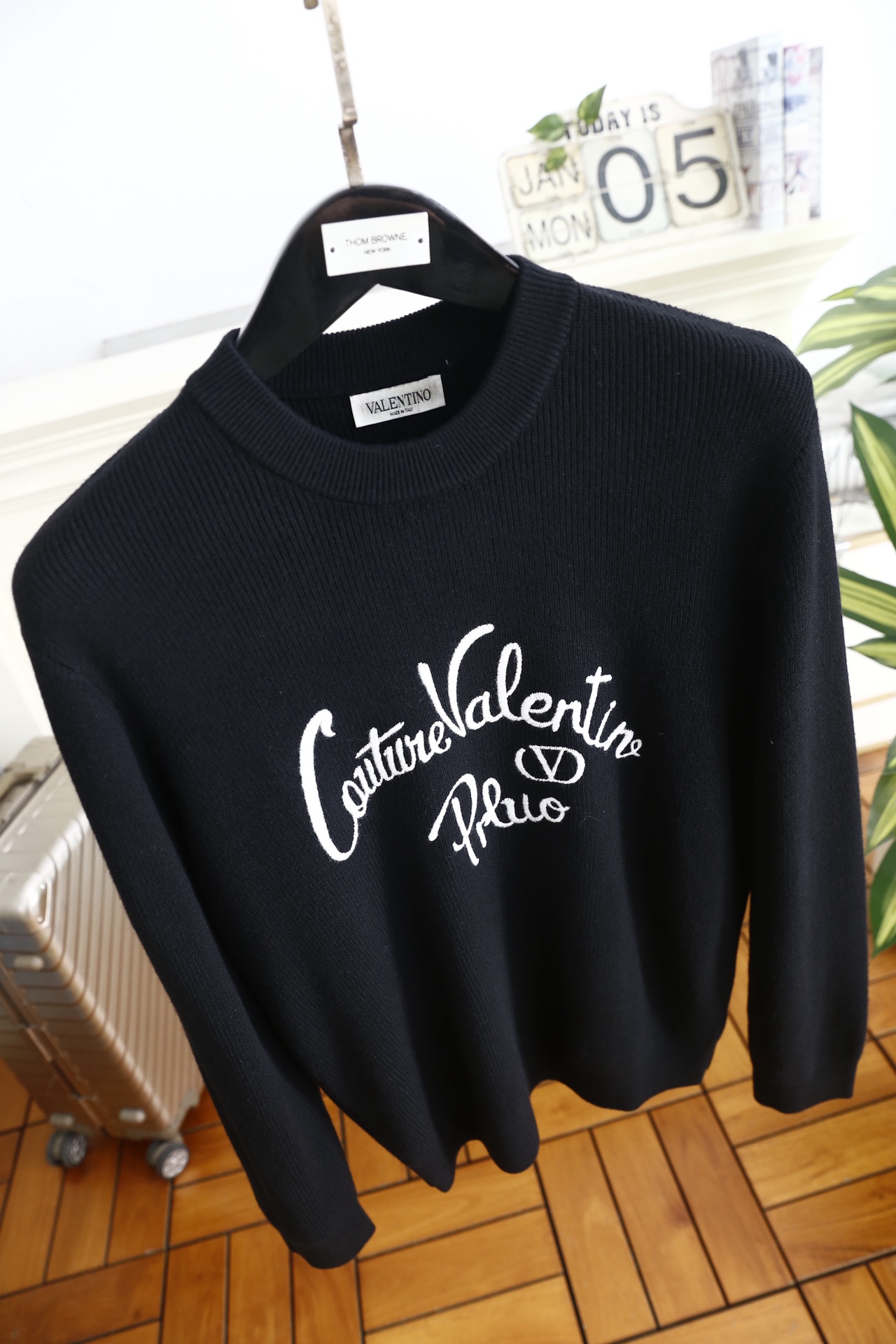 🔥华伦天奴.25秋冬新品男士针织毛衣选用高支精纺羊毛混纺面料，经竖向坑条针织工艺打造，触感柔软且富有弹性