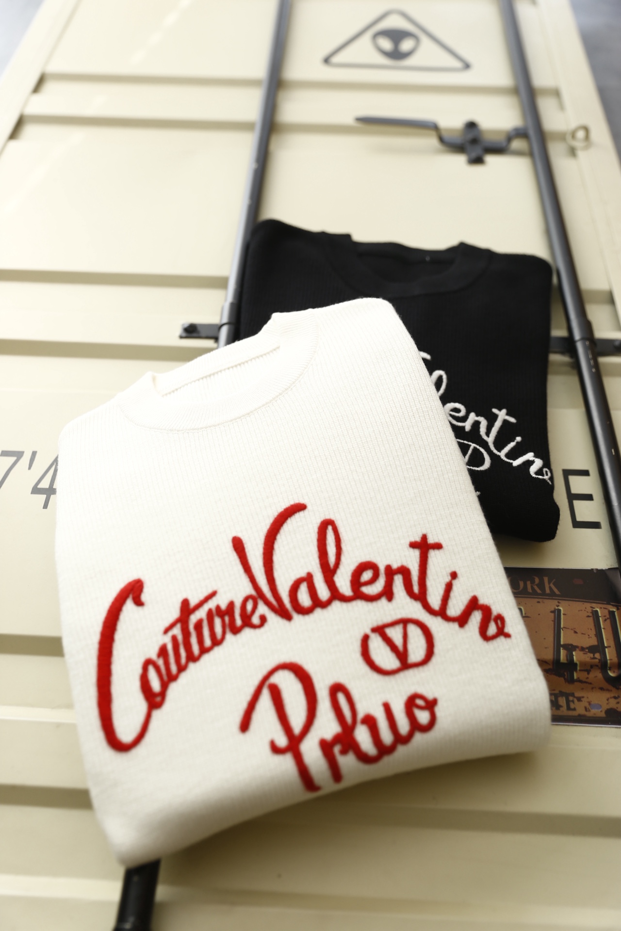 🔥华伦天奴.25秋冬新品男士针织毛衣选用高支精纺羊毛混纺面料，经竖向坑条针织工艺打造，触感柔软且富有弹性