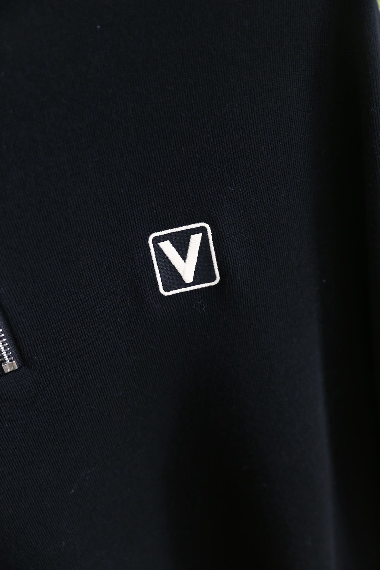 🔥华伦天奴.25秋冬新品🆕时尚男士半拉链立领针织衫选用高支精纺羊毛混纺面料，触感柔软细腻且兼具良好的保暖