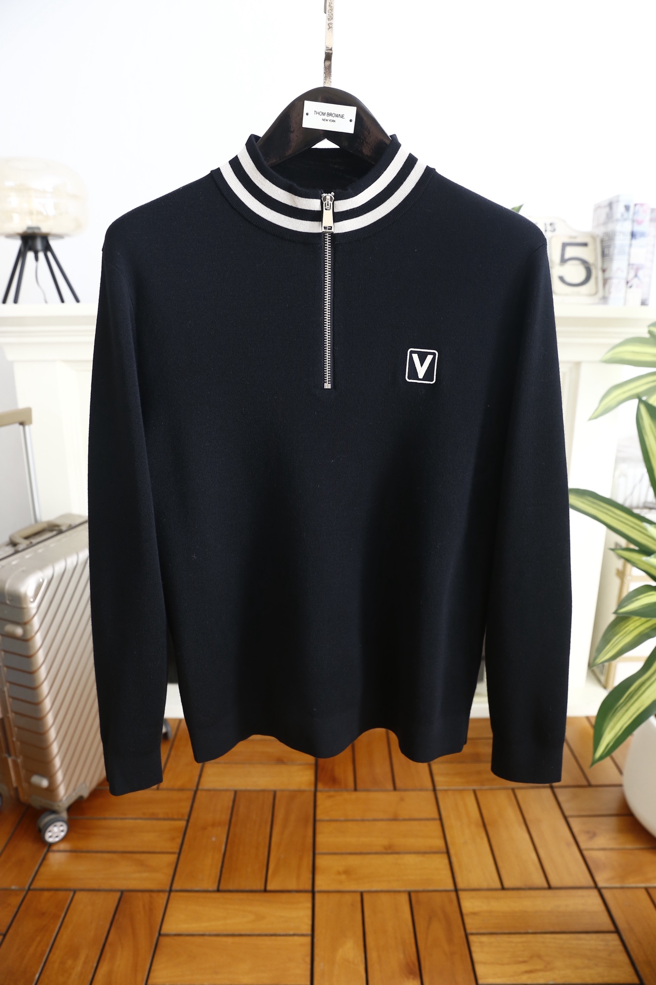 🔥华伦天奴.25秋冬新品🆕时尚男士半拉链立领针织衫选用高支精纺羊毛混纺面料，触感柔软细腻且兼具良好的保暖