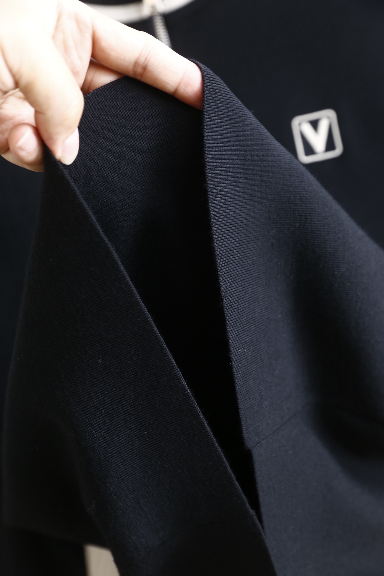 🔥华伦天奴.25秋冬新品🆕时尚男士半拉链立领针织衫选用高支精纺羊毛混纺面料，触感柔软细腻且兼具良好的保暖