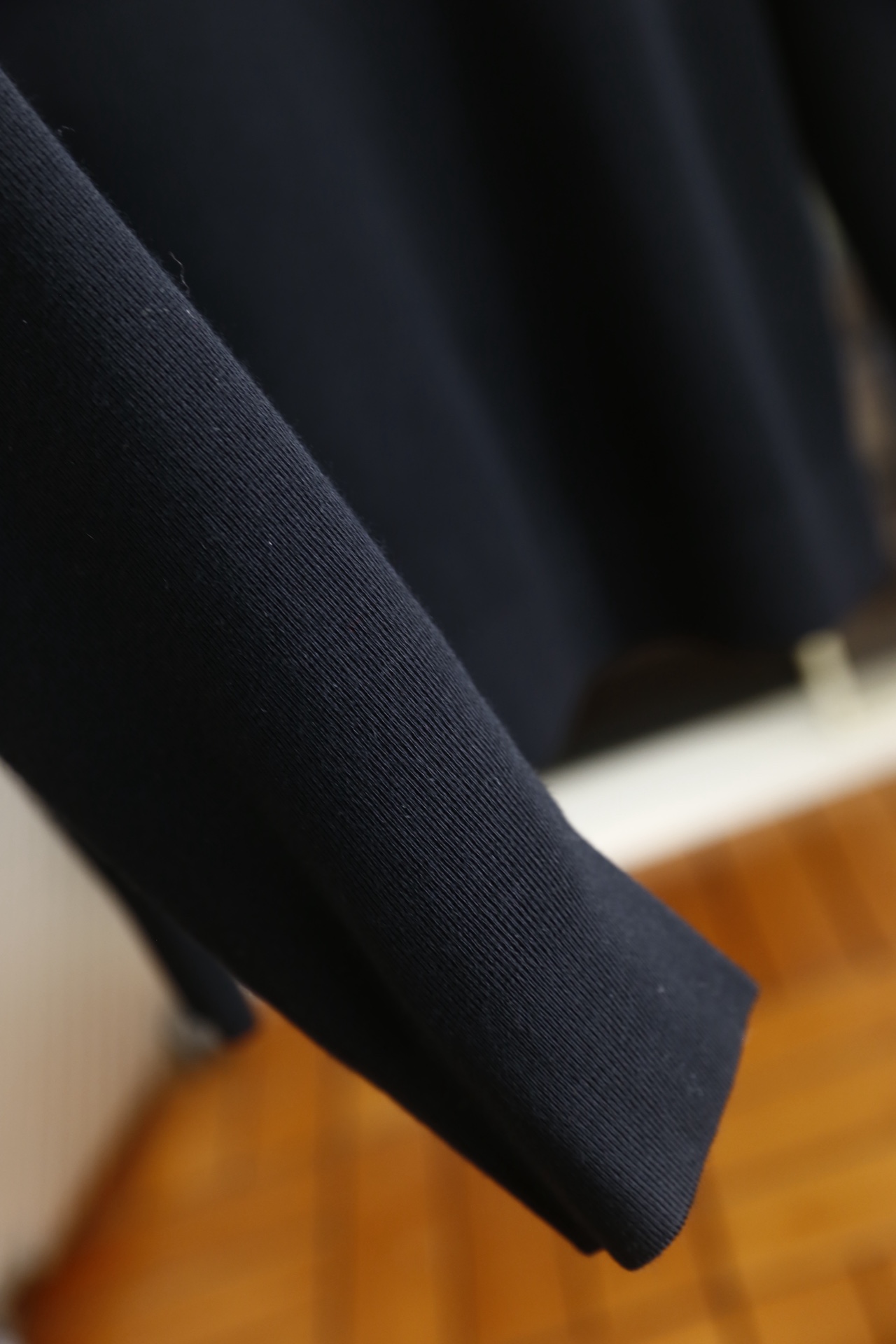 🔥华伦天奴.25秋冬新品🆕时尚男士半拉链立领针织衫选用高支精纺羊毛混纺面料，触感柔软细腻且兼具良好的保暖