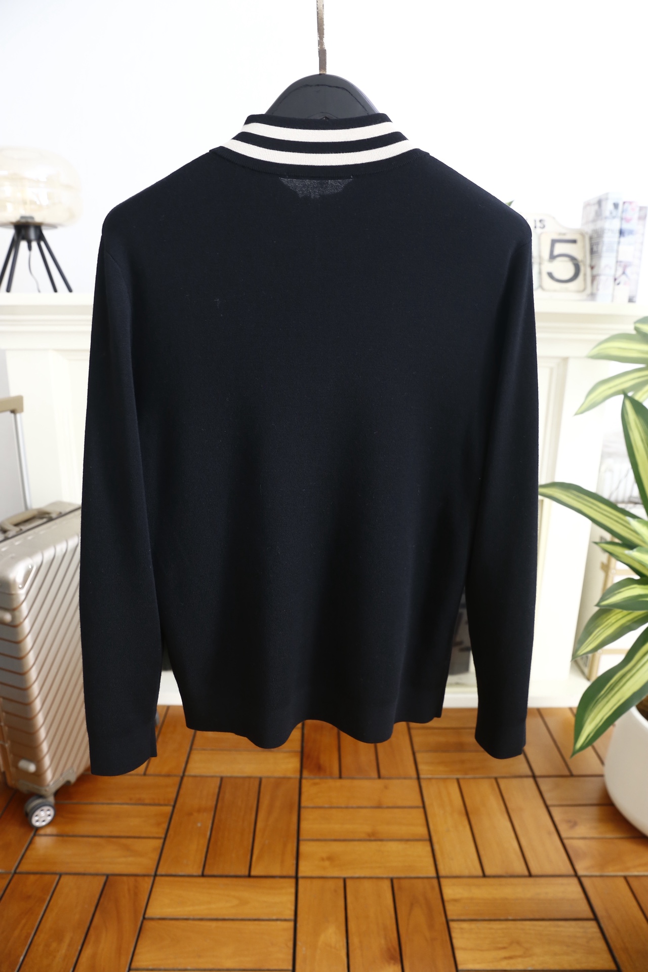 🔥华伦天奴.25秋冬新品🆕时尚男士半拉链立领针织衫选用高支精纺羊毛混纺面料，触感柔软细腻且兼具良好的保暖