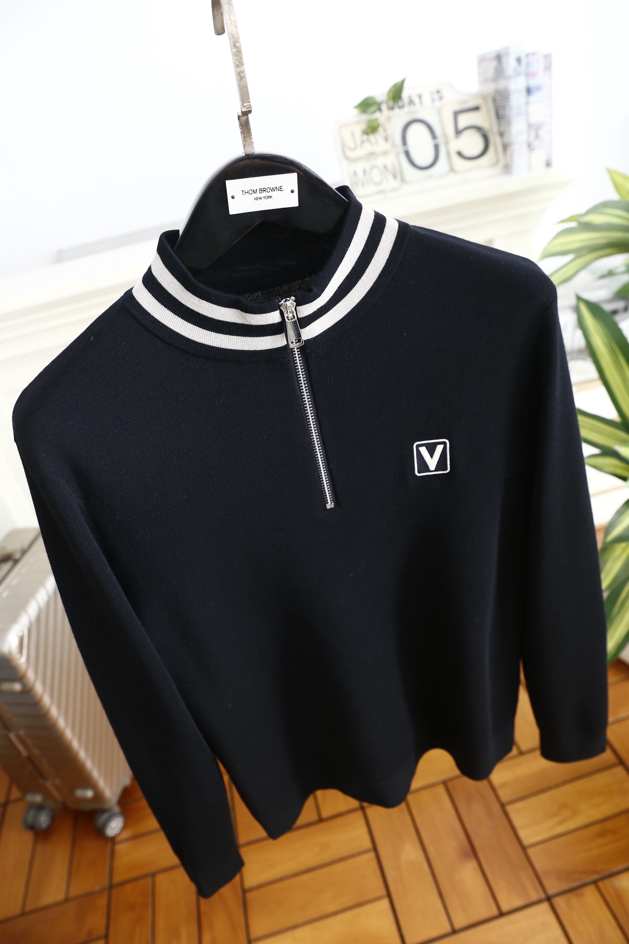 🔥华伦天奴.25秋冬新品🆕时尚男士半拉链立领针织衫选用高支精纺羊毛混纺面料，触感柔软细腻且兼具良好的保暖