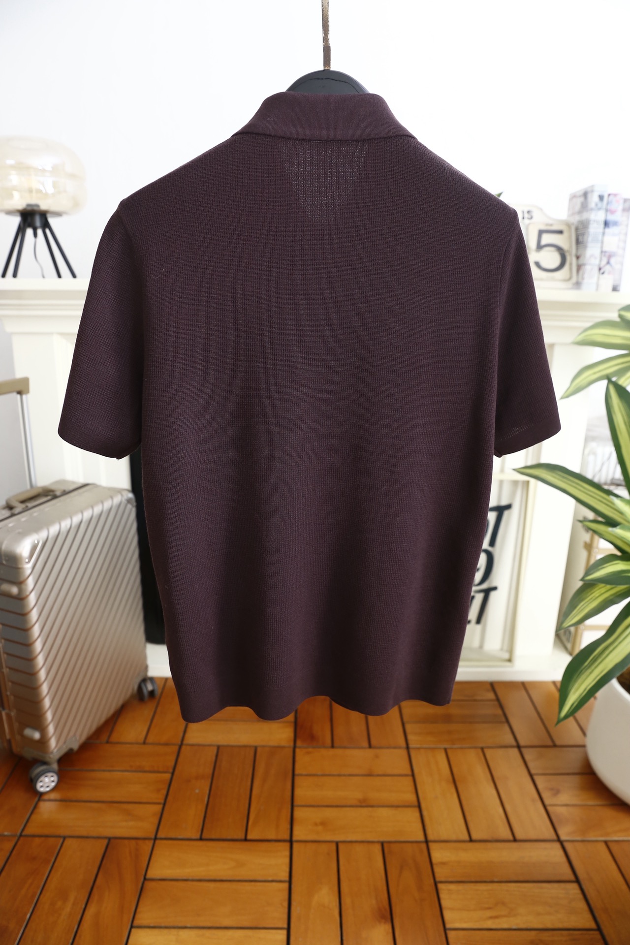 🔥普拉达.25秋冬男士百搭Polo衫选用华夫格纹理的高支精梳棉面料，触感干爽透气且肌理感十足，半开拉链翻