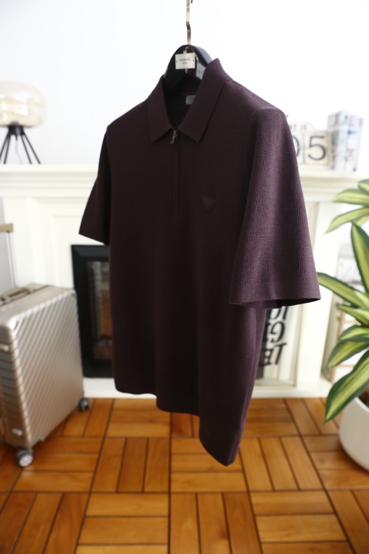 🔥普拉达.25秋冬男士百搭Polo衫选用华夫格纹理的高支精梳棉面料，触感干爽透气且肌理感十足，半开拉链翻