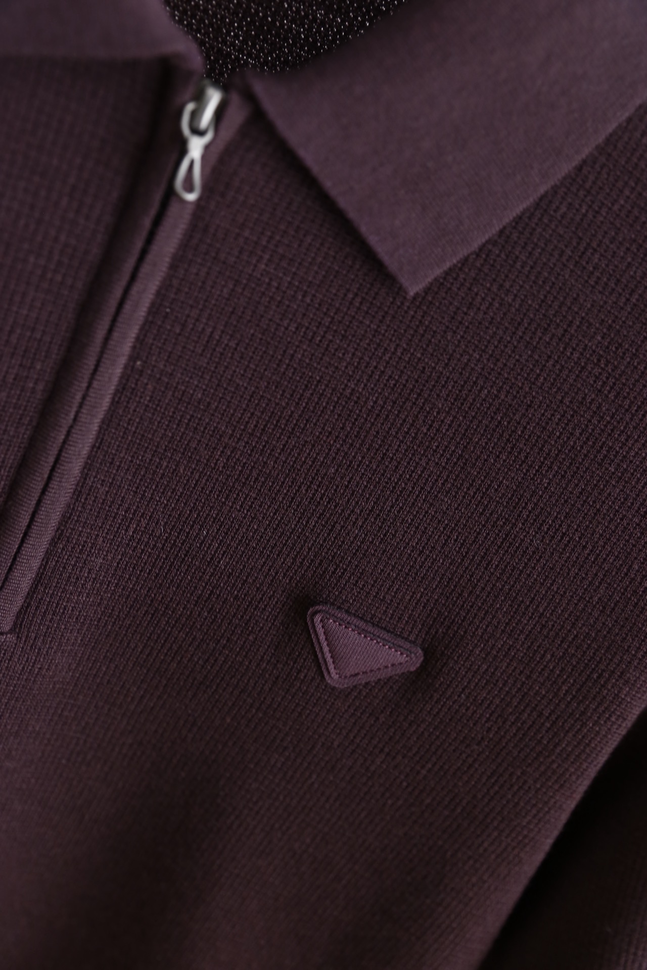 🔥普拉达.25秋冬男士百搭Polo衫选用华夫格纹理的高支精梳棉面料，触感干爽透气且肌理感十足，半开拉链翻