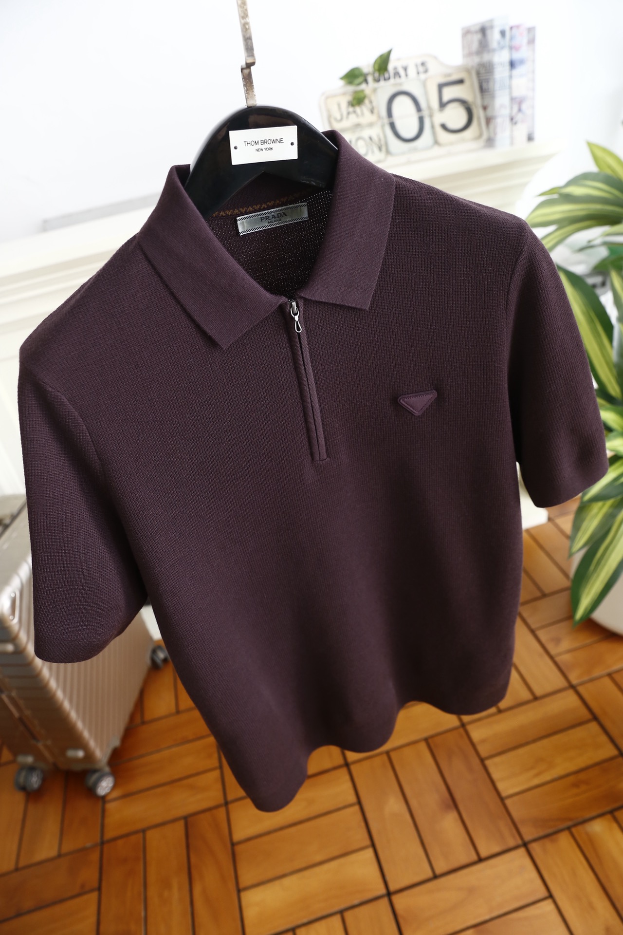 🔥普拉达.25秋冬男士百搭Polo衫选用华夫格纹理的高支精梳棉面料，触感干爽透气且肌理感十足，半开拉链翻