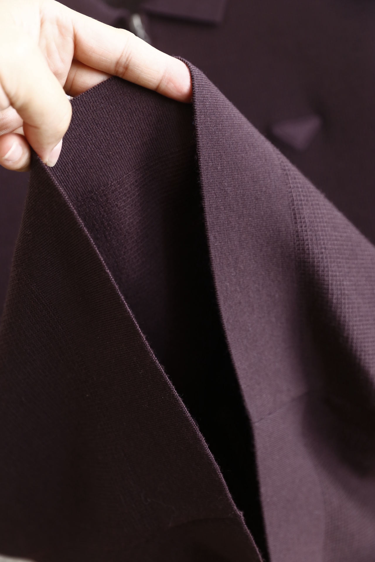 🔥普拉达.25秋冬男士百搭Polo衫选用华夫格纹理的高支精梳棉面料，触感干爽透气且肌理感十足，半开拉链翻