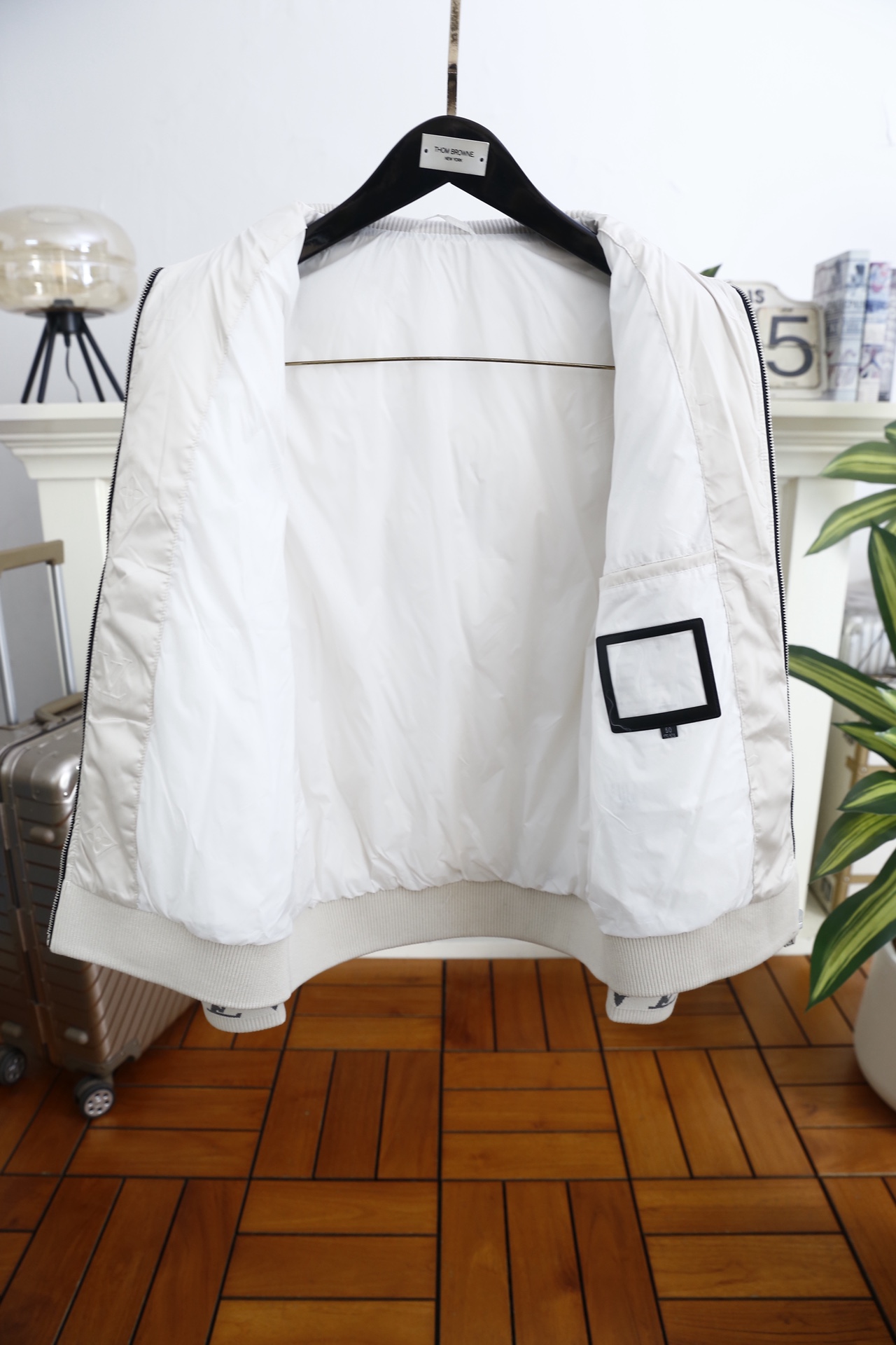 🔥路易威*/LV.25秋冬男士新品夹克👍奢华经典品牌元素搭配😎选用高密防风尼龙面料，表面经防泼水处理，能