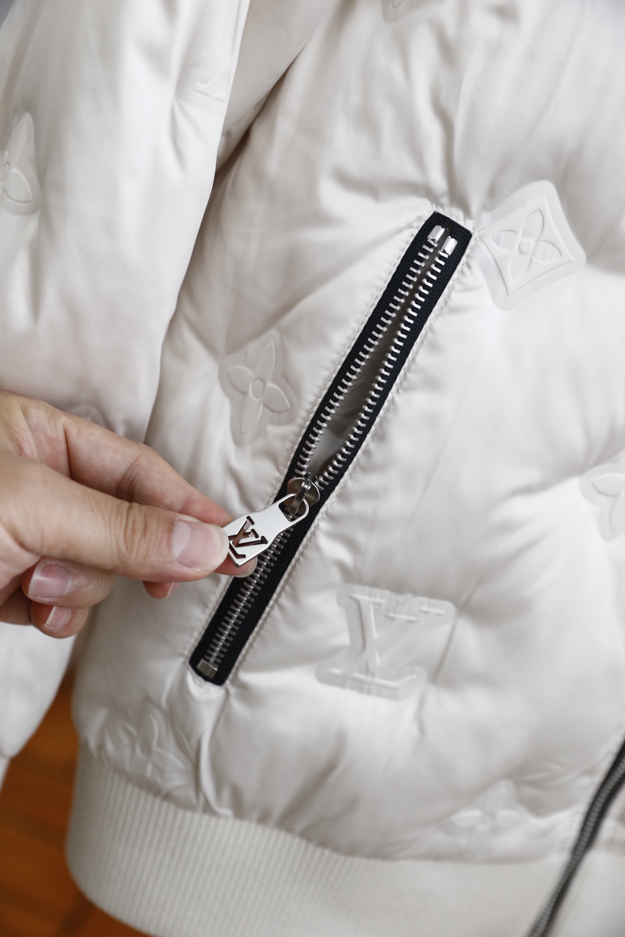 🔥路易威*/LV.25秋冬男士新品夹克👍奢华经典品牌元素搭配😎选用高密防风尼龙面料，表面经防泼水处理，能