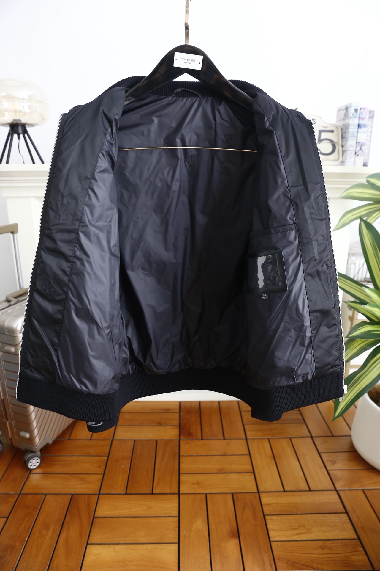 🔥路易威*/LV.25秋冬男士新品夹克👍奢华经典品牌元素搭配😎选用高密防风尼龙面料，表面经防泼水处理，能