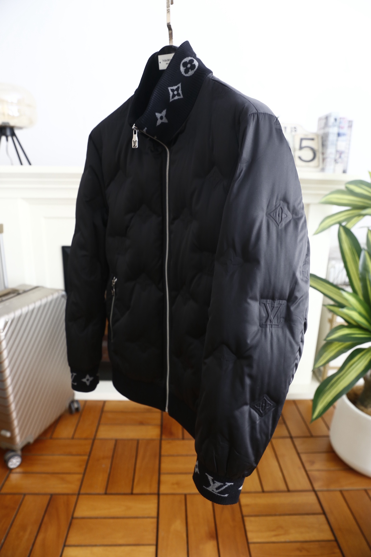 🔥路易威*/LV.25秋冬男士新品夹克👍奢华经典品牌元素搭配😎选用高密防风尼龙面料，表面经防泼水处理，能