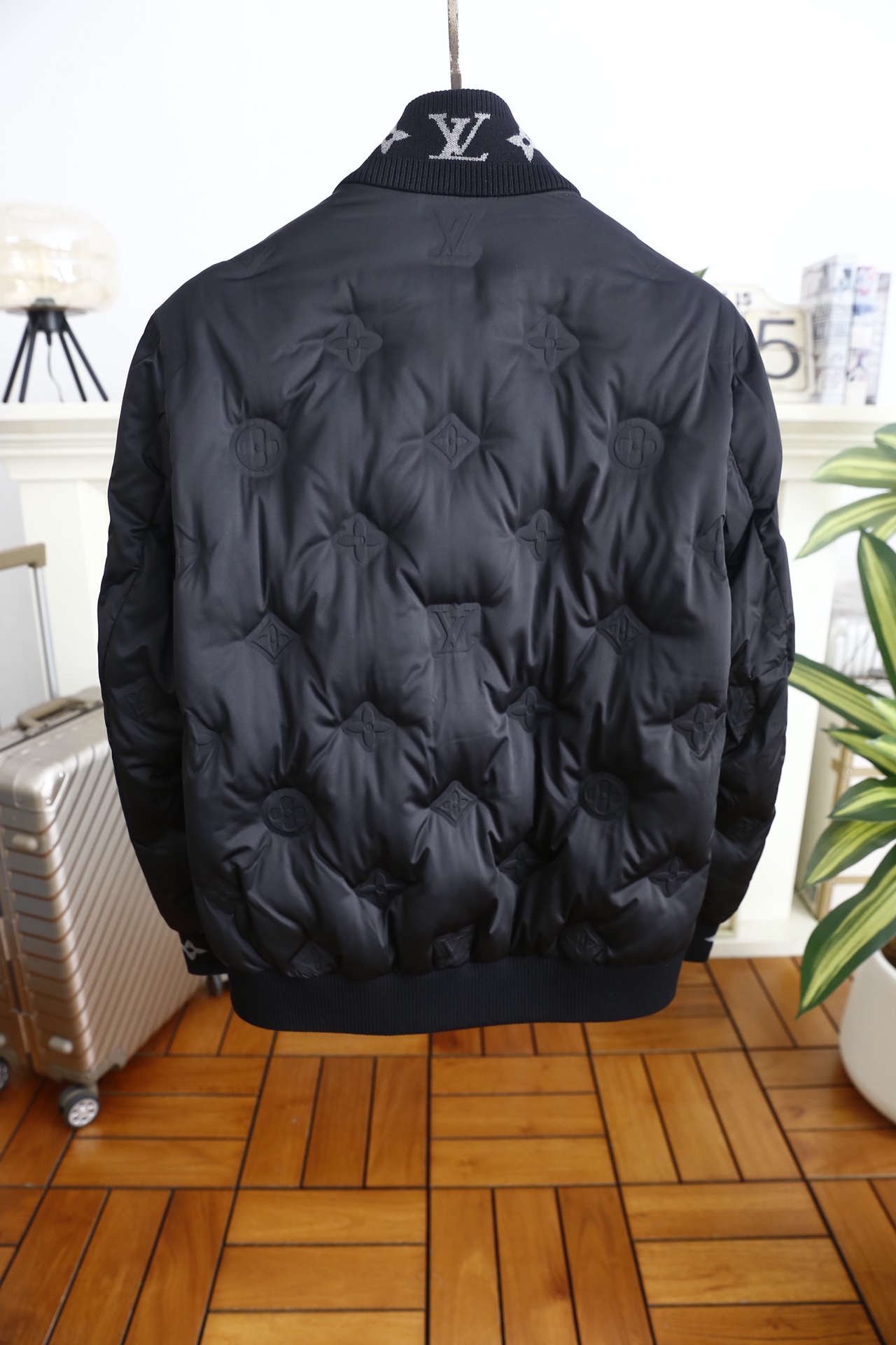 🔥路易威*/LV.25秋冬男士新品夹克👍奢华经典品牌元素搭配😎选用高密防风尼龙面料，表面经防泼水处理，能