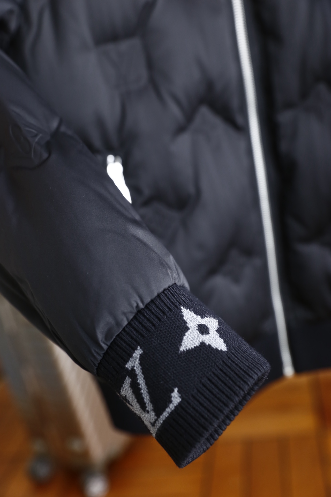 🔥路易威*/LV.25秋冬男士新品夹克👍奢华经典品牌元素搭配😎选用高密防风尼龙面料，表面经防泼水处理，能