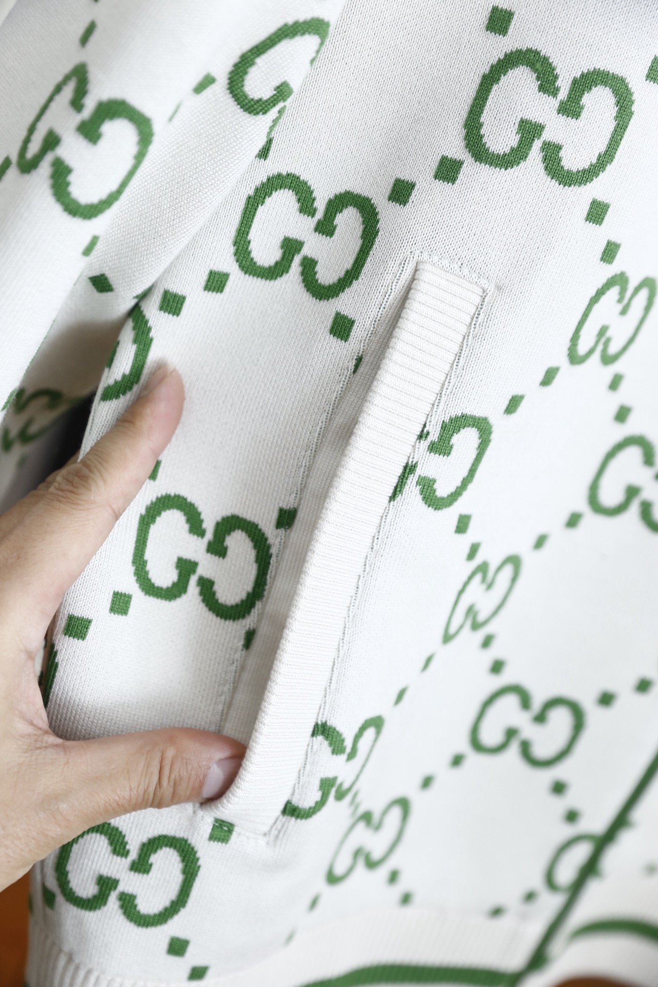 🔥古驰/Guc*i.25秋冬新品！时尚男士针织拉链外套选用高品质精纺羊毛混纺面料，触感柔软且有出色的保暖