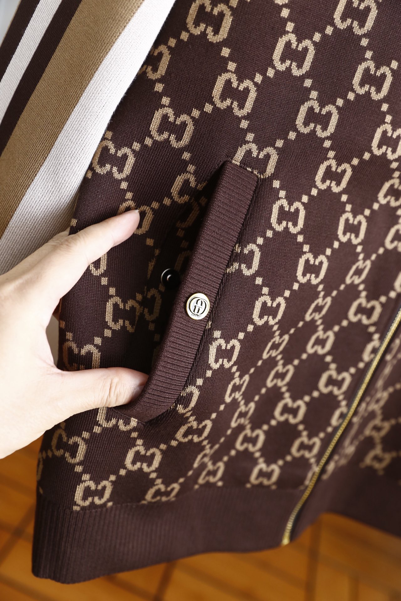 🔥古驰/Guc*i.25秋冬新品！时尚男士针织拉链外套选用高品质精纺羊毛混纺面料，触感柔软且有出色的保暖