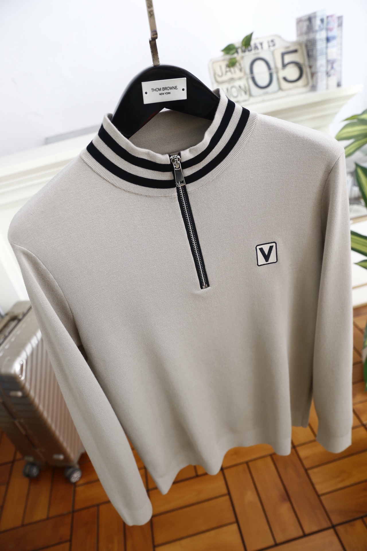 🔥华伦天奴.25秋冬新品🆕时尚男士半拉链立领针织衫选用高支精纺羊毛混纺面料，触感柔软细腻且兼具良好的保暖