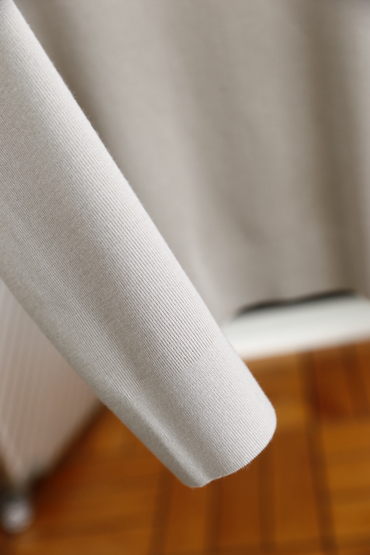 🔥华伦天奴.25秋冬新品🆕时尚男士半拉链立领针织衫选用高支精纺羊毛混纺面料，触感柔软细腻且兼具良好的保暖