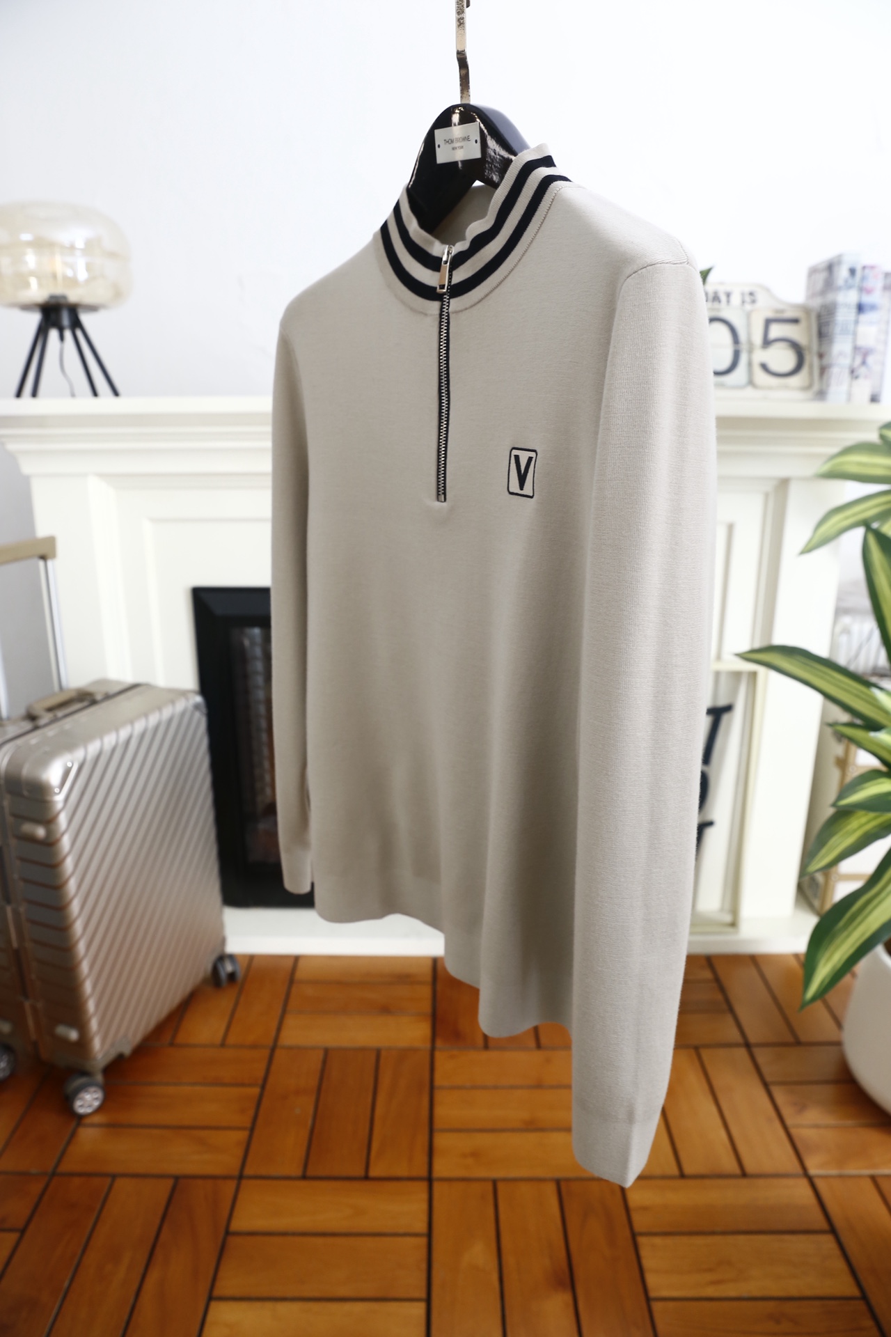 🔥华伦天奴.25秋冬新品🆕时尚男士半拉链立领针织衫选用高支精纺羊毛混纺面料，触感柔软细腻且兼具良好的保暖