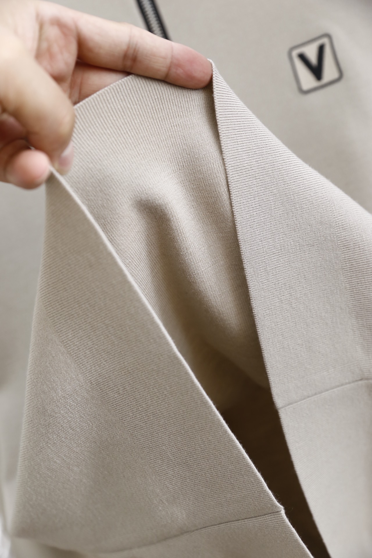 🔥华伦天奴.25秋冬新品🆕时尚男士半拉链立领针织衫选用高支精纺羊毛混纺面料，触感柔软细腻且兼具良好的保暖