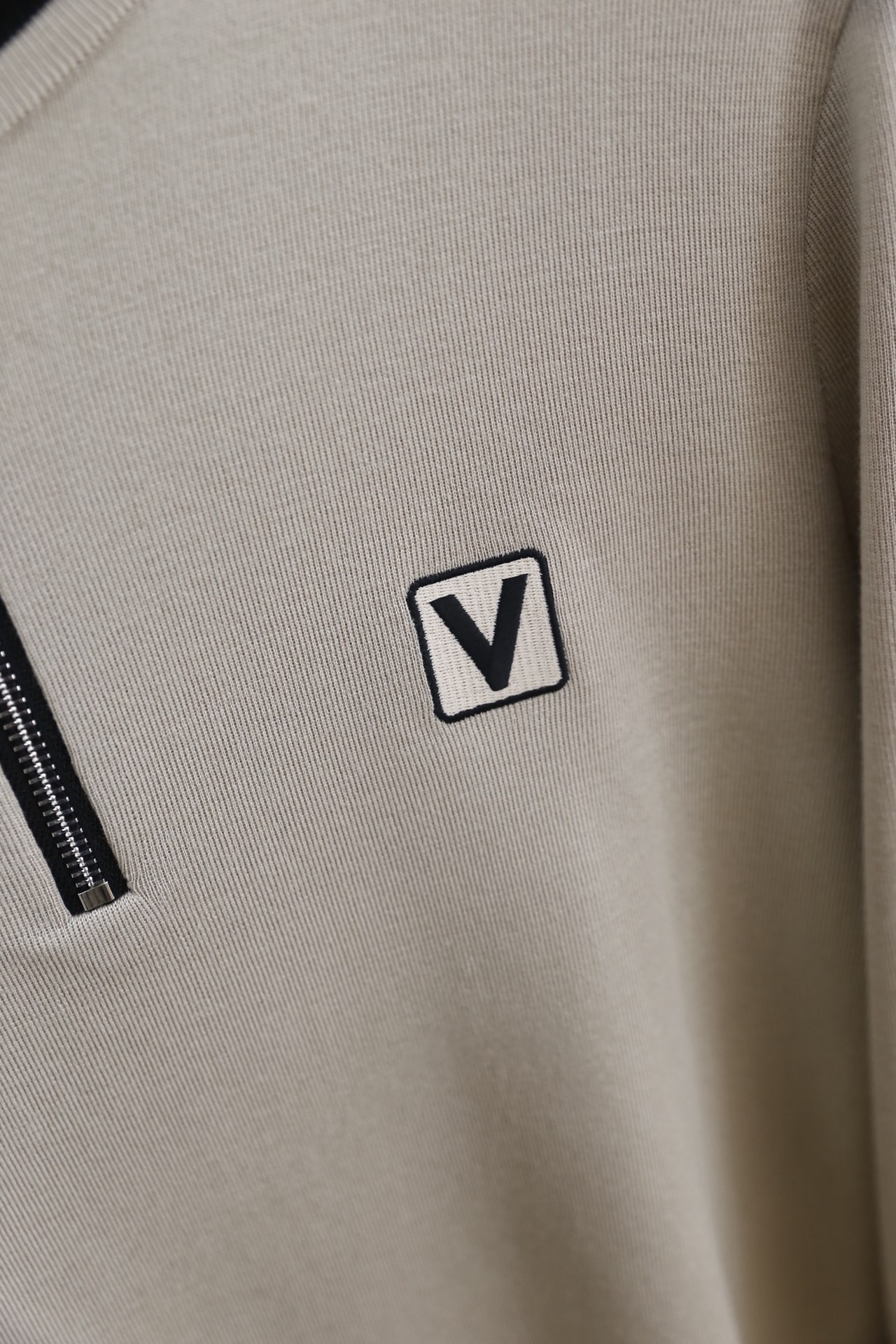 🔥华伦天奴.25秋冬新品🆕时尚男士半拉链立领针织衫选用高支精纺羊毛混纺面料，触感柔软细腻且兼具良好的保暖