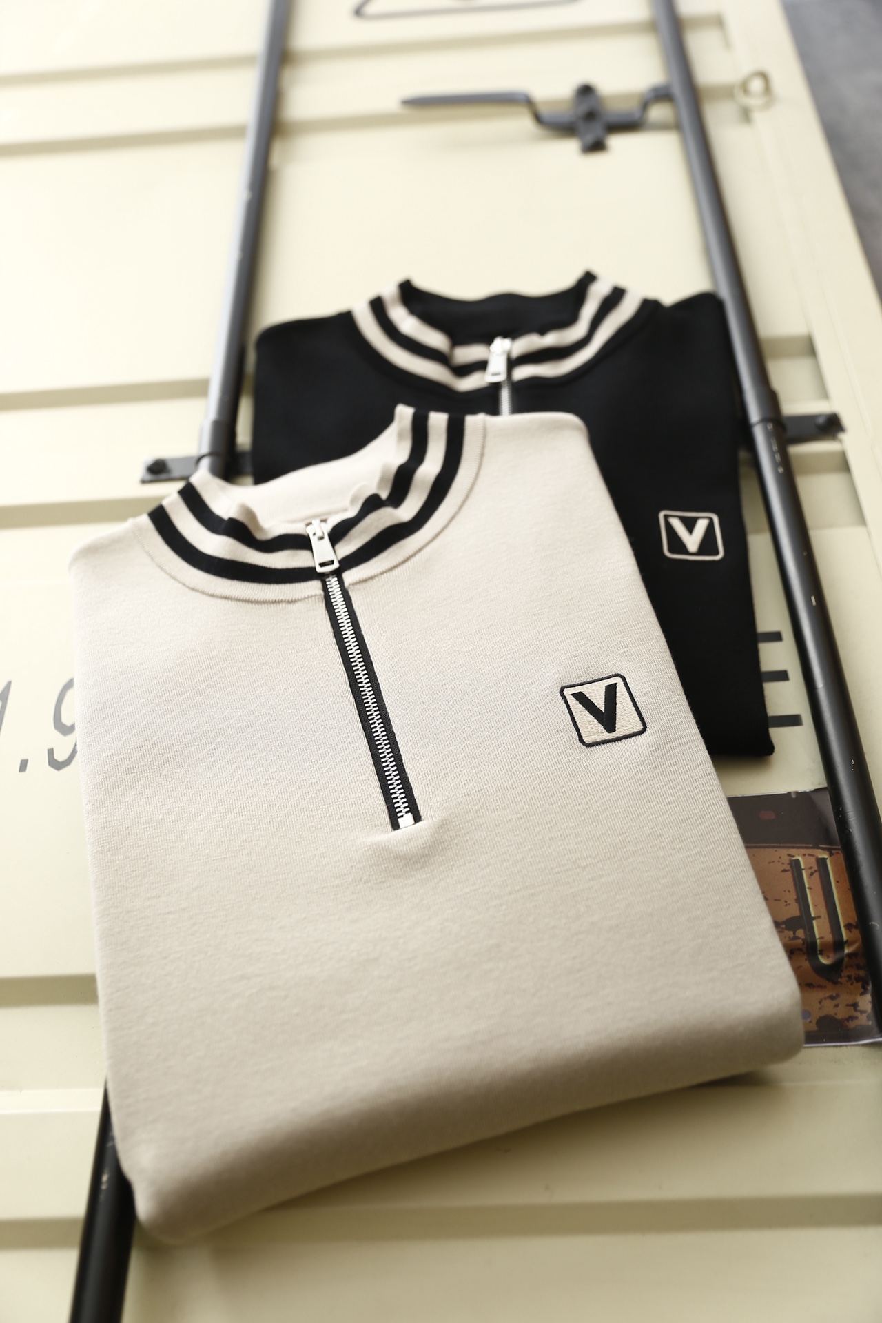 🔥华伦天奴.25秋冬新品🆕时尚男士半拉链立领针织衫选用高支精纺羊毛混纺面料，触感柔软细腻且兼具良好的保暖