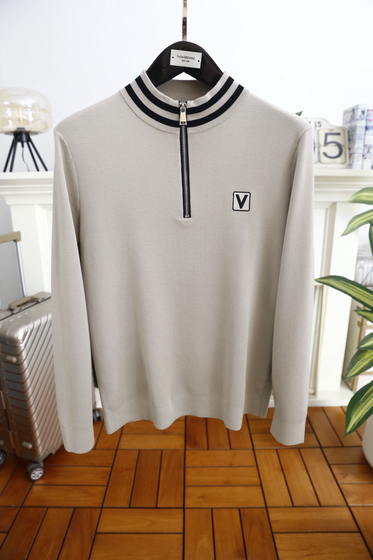 🔥华伦天奴.25秋冬新品🆕时尚男士半拉链立领针织衫选用高支精纺羊毛混纺面料，触感柔软细腻且兼具良好的保暖