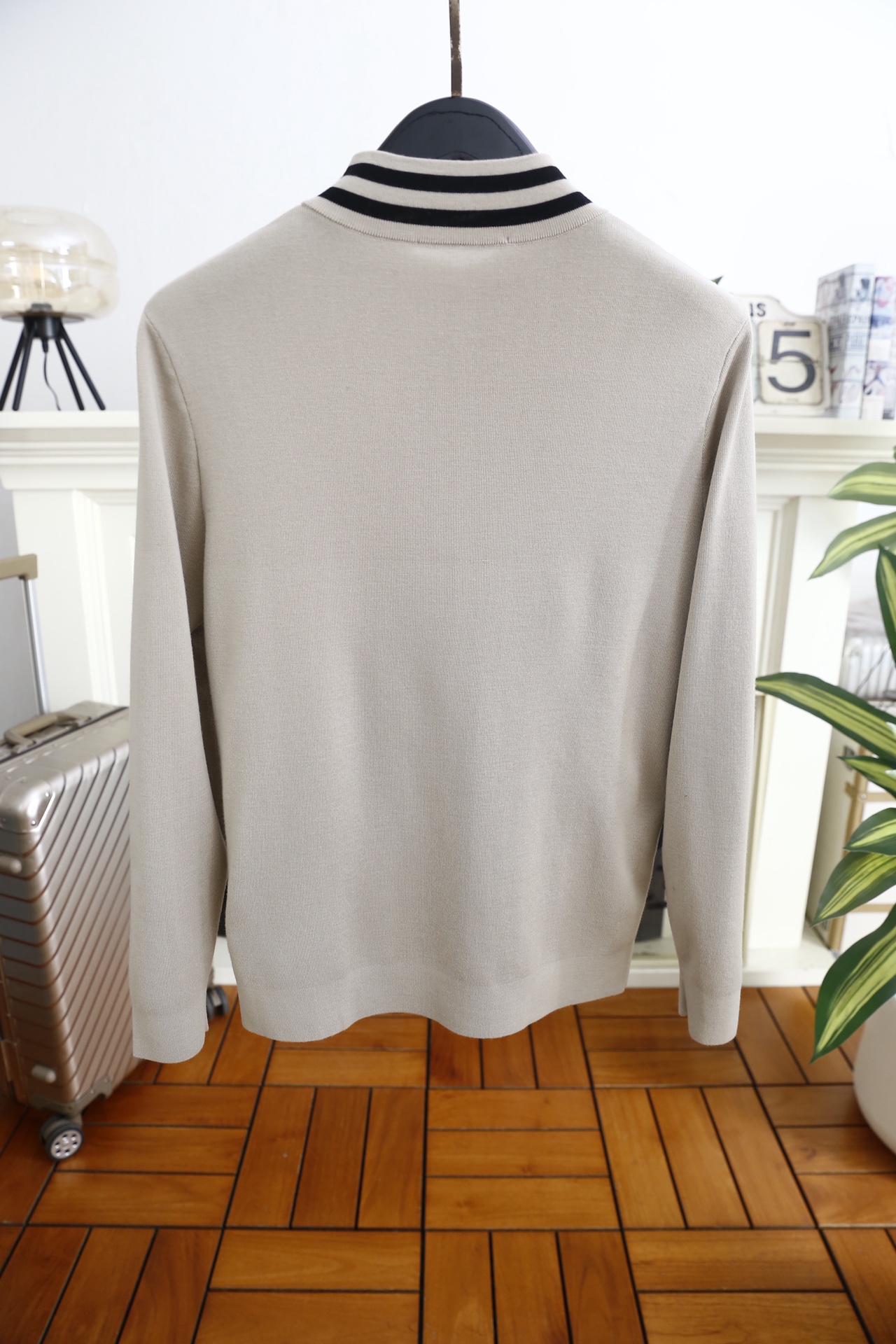 🔥华伦天奴.25秋冬新品🆕时尚男士半拉链立领针织衫选用高支精纺羊毛混纺面料，触感柔软细腻且兼具良好的保暖