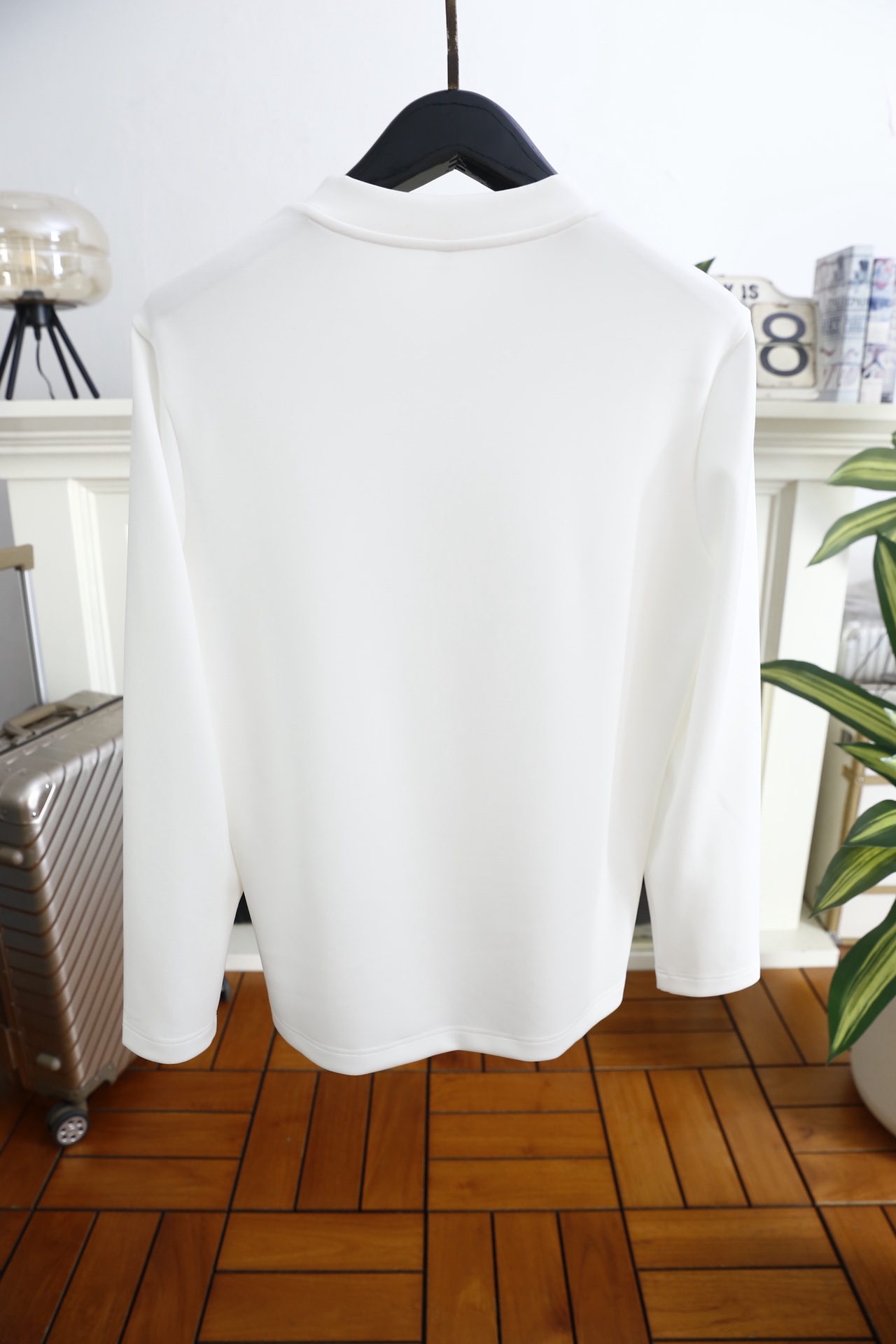 🔥杰尼亚.2025秋季新款男士V领休闲长袖T恤！采用舒适保暖面料！品牌经典元素设计👍小V领设计的长袖T恤