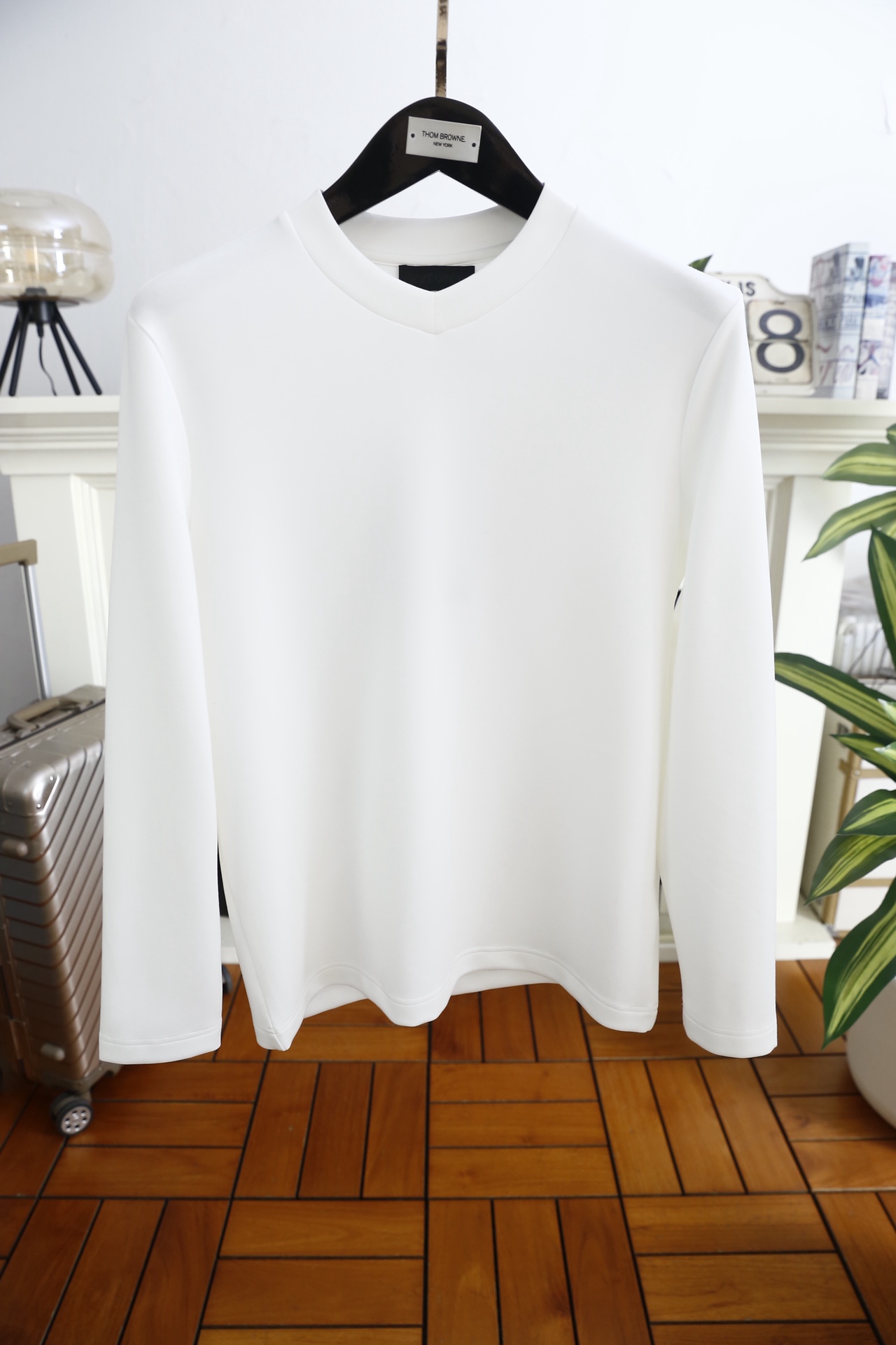 🔥杰尼亚.2025秋季新款男士V领休闲长袖T恤！采用舒适保暖面料！品牌经典元素设计👍小V领设计的长袖T恤