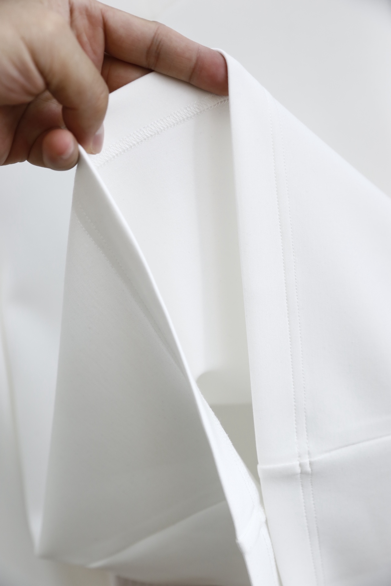 🔥杰尼亚.2025秋季新款男士V领休闲长袖T恤！采用舒适保暖面料！品牌经典元素设计👍小V领设计的长袖T恤