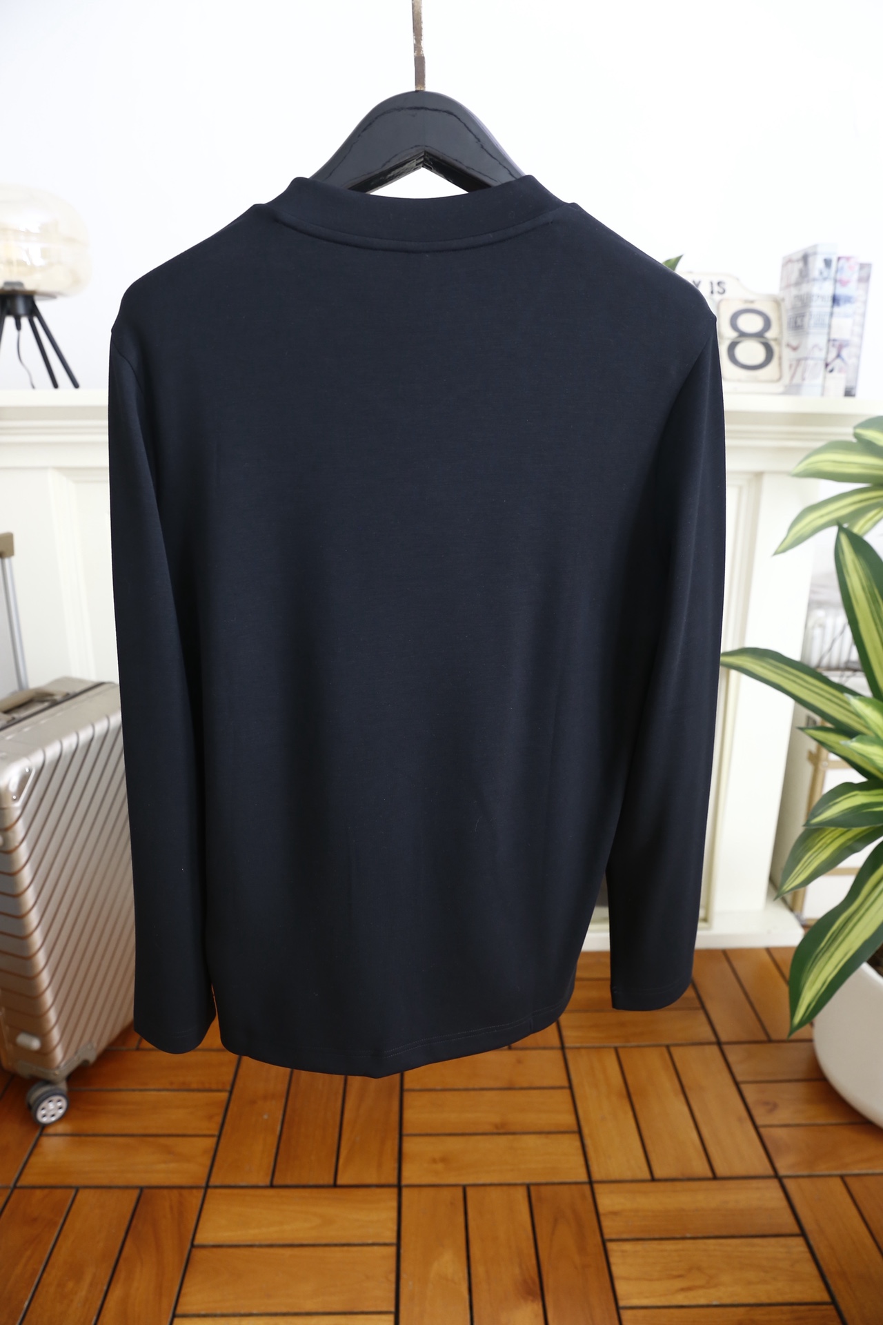 🔥杰尼亚.2025秋季新款男士V领休闲长袖T恤！采用舒适保暖面料！品牌经典元素设计👍小V领设计的长袖T恤